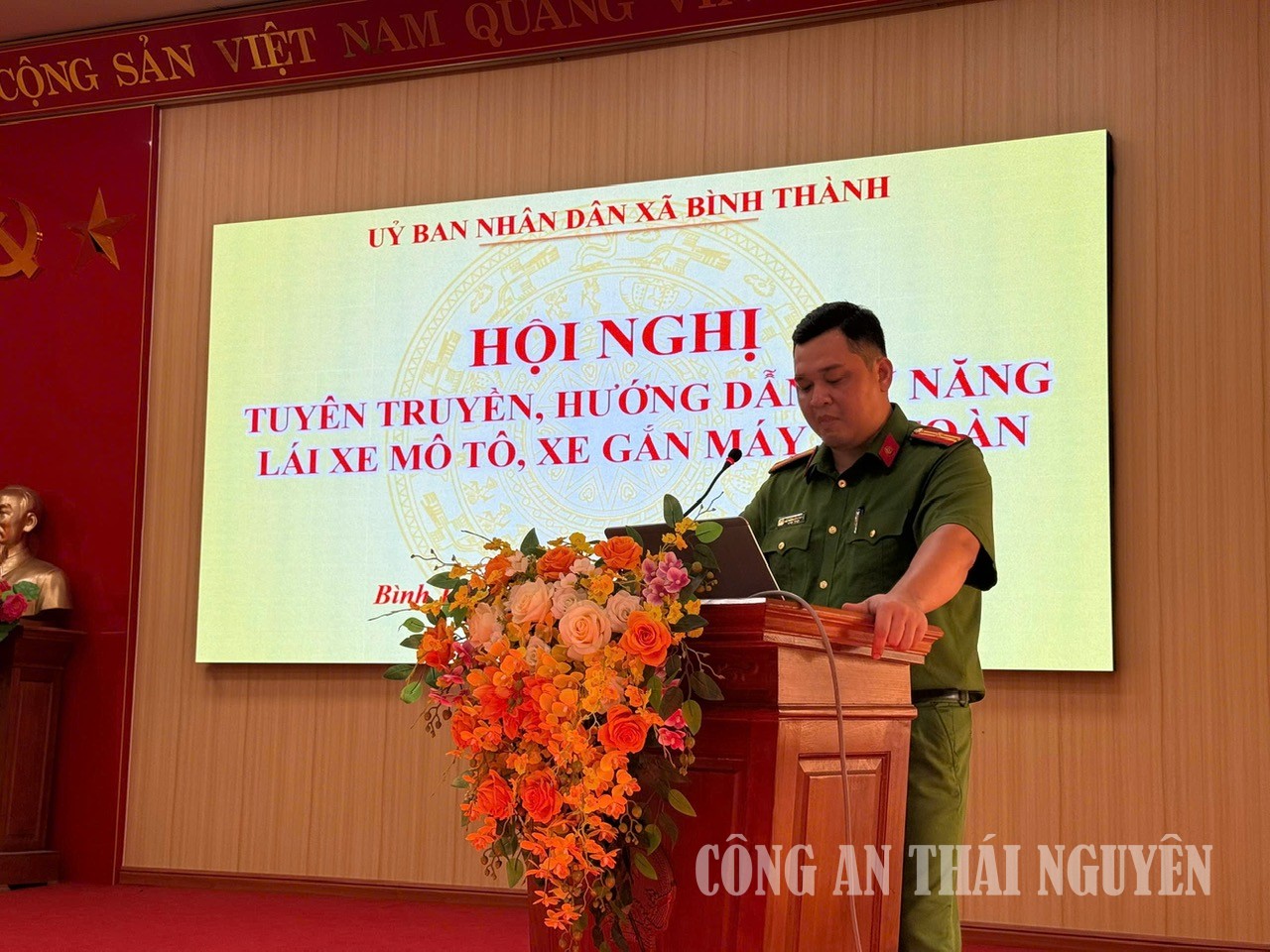 Công an xã tuyên truyền hướng dẫn kỹ năng lái xe mô tô, xe gắn máy an toàn