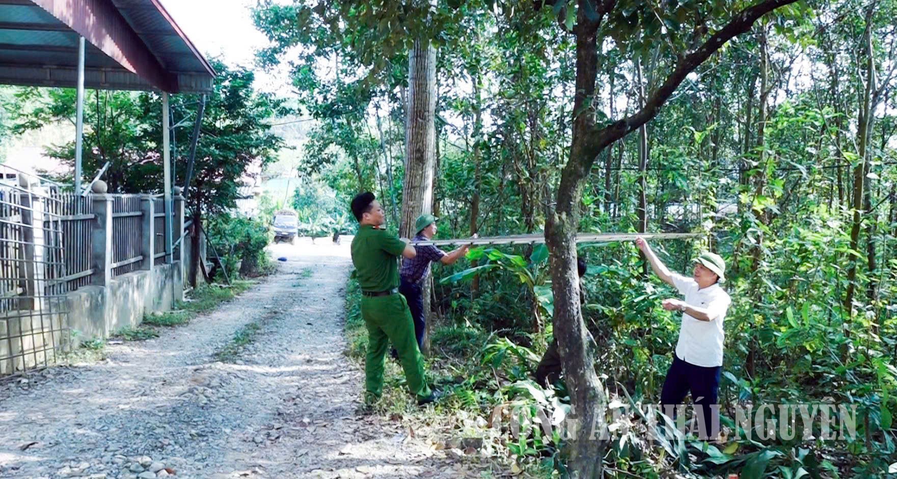 Công an xã Vô Tranh phối hợp vận động nhân dân bàn giao mặt bằng thi công dự án.
