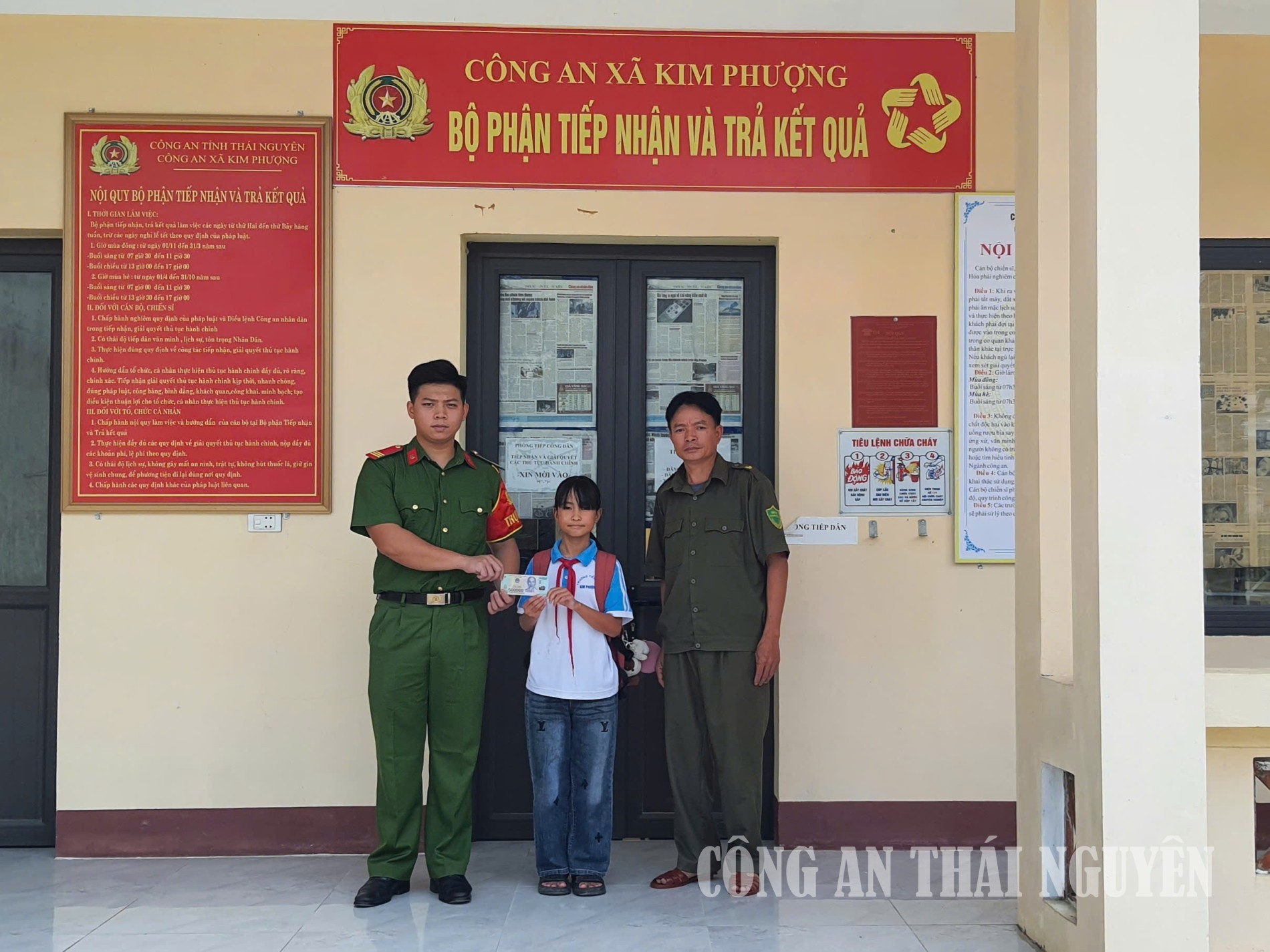 Công an xã Kim Phượng tiếp nhận tài sản do cháu Hường nhặt được
