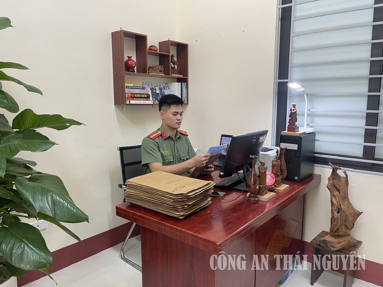 Cán bộ, chiến sĩ sắp xếp, phân loại hồ sơ cư trú phục vụ công tác số hóa