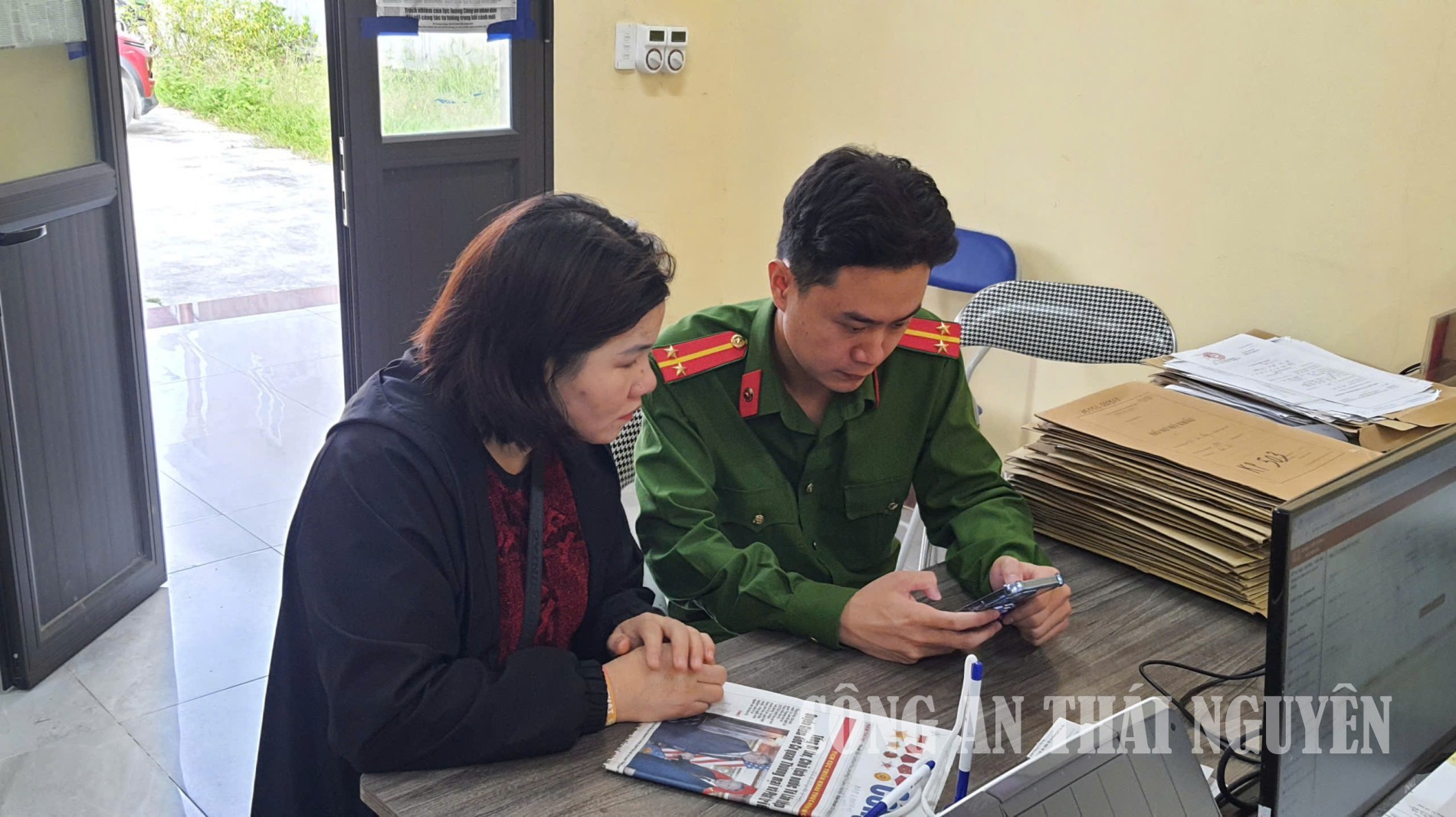 Cán bộ Công an xã hướng dẫn công dân nộp hồ sơ trực tuyến trên ứng dụng VNeID