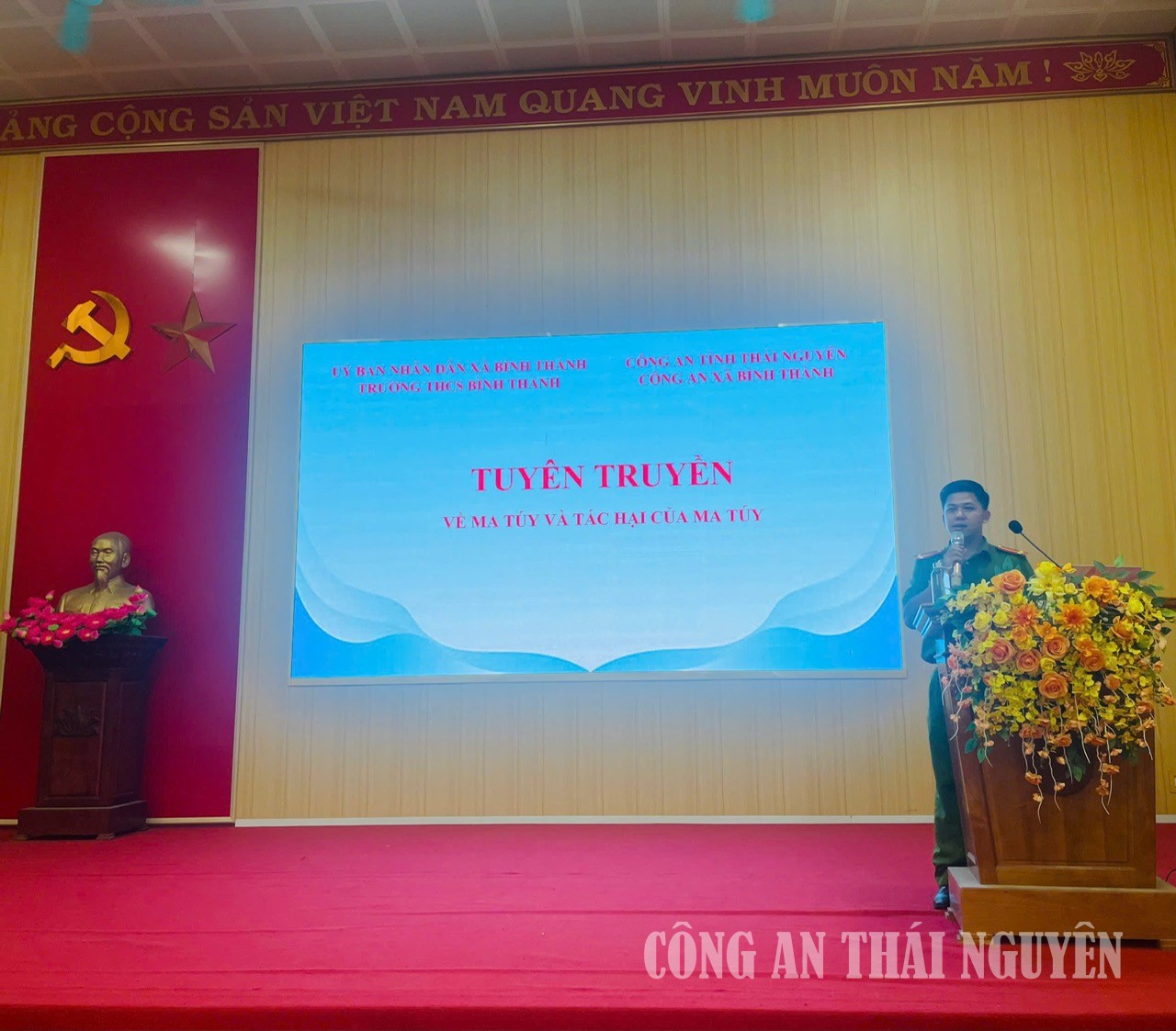 Công an xã tuyên truyền phòng, chống ma tuý cho học sinh