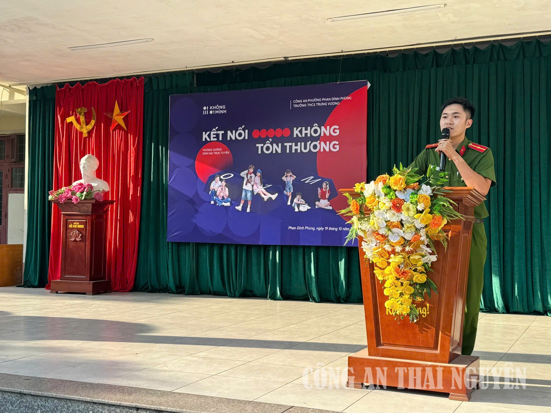   Cán bộ Công an phường tuyên truyền, nâng cao cảnh giác cho học sinh trên môi trường mạng
