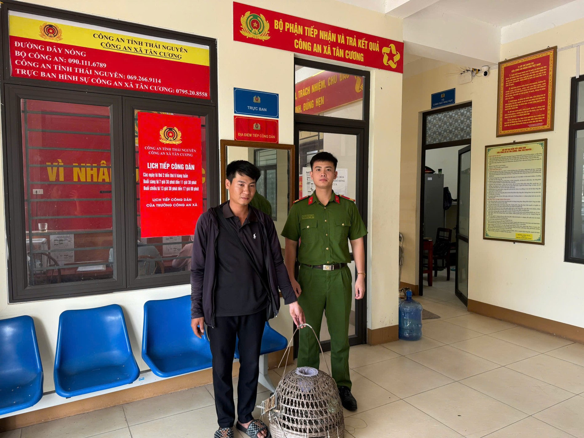 Công dân tự nguyện giao nộp công cụ săn bắt