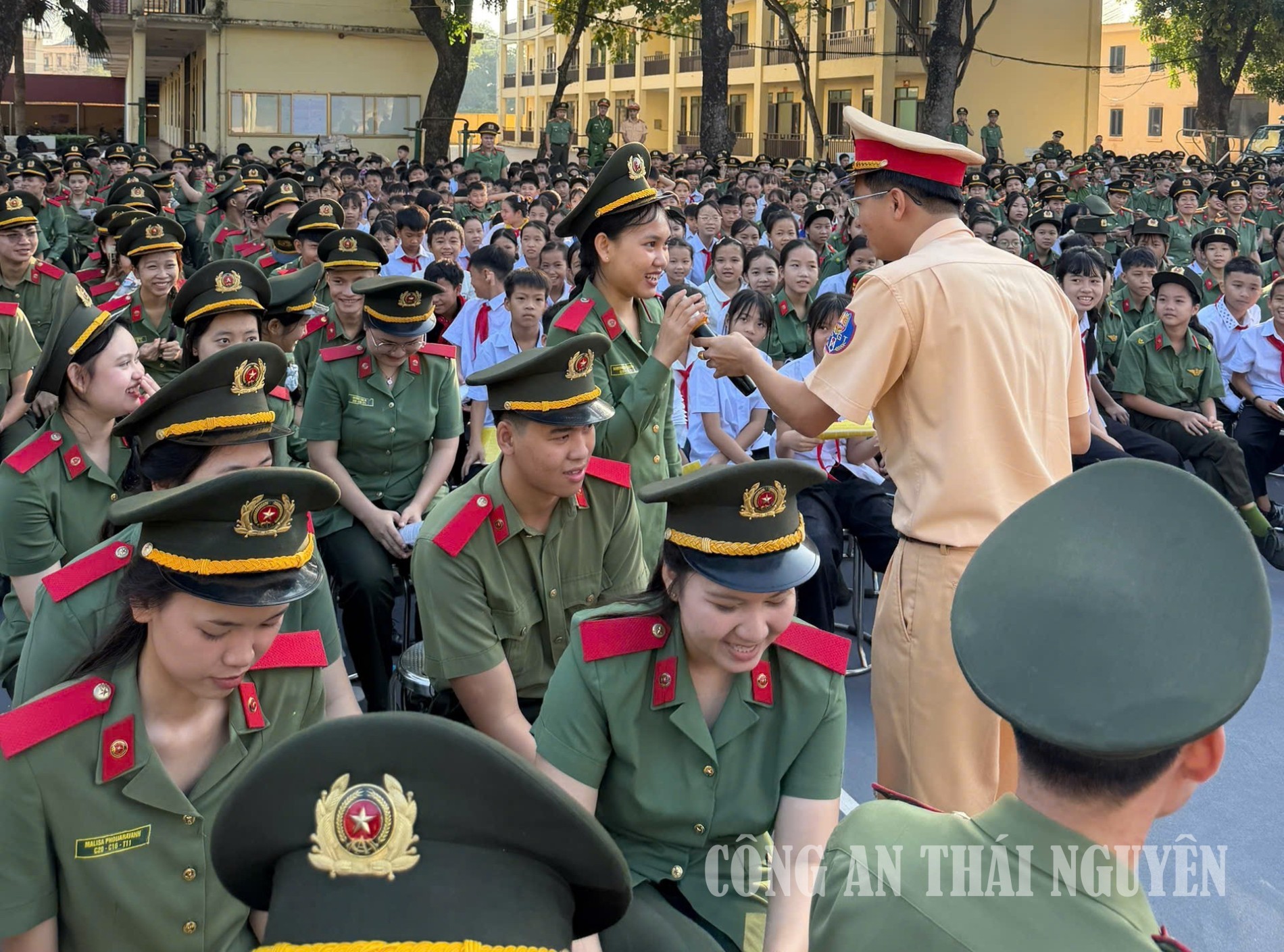 Cán bộ tuyên truyền đặt câu hỏi cho học sinh tìm hiểu về luật luật về trật tự, an toàn giao thông.