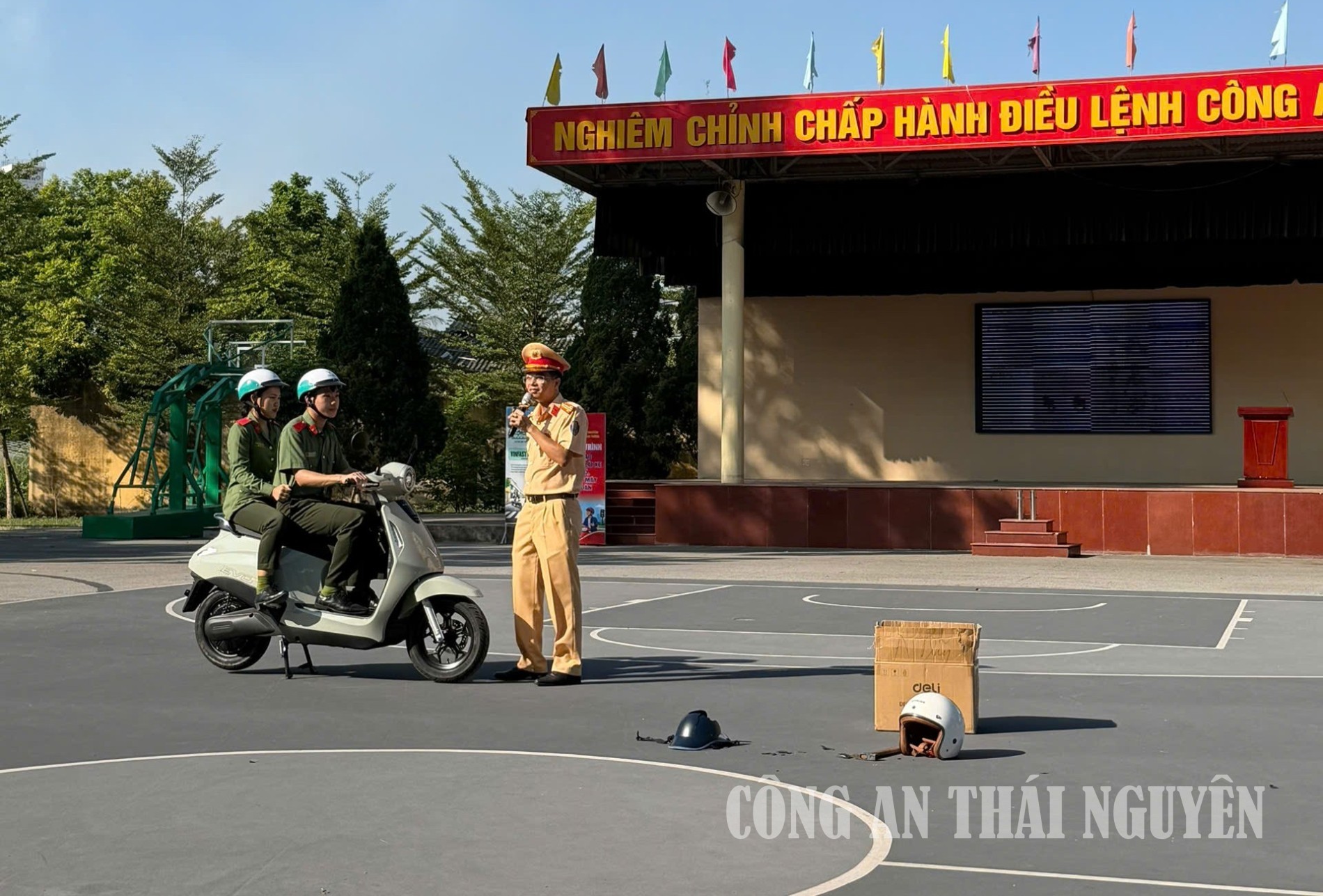 Hướng dẫn cách đội mũ bảo hiểm và lái xe máy điện an toàn.