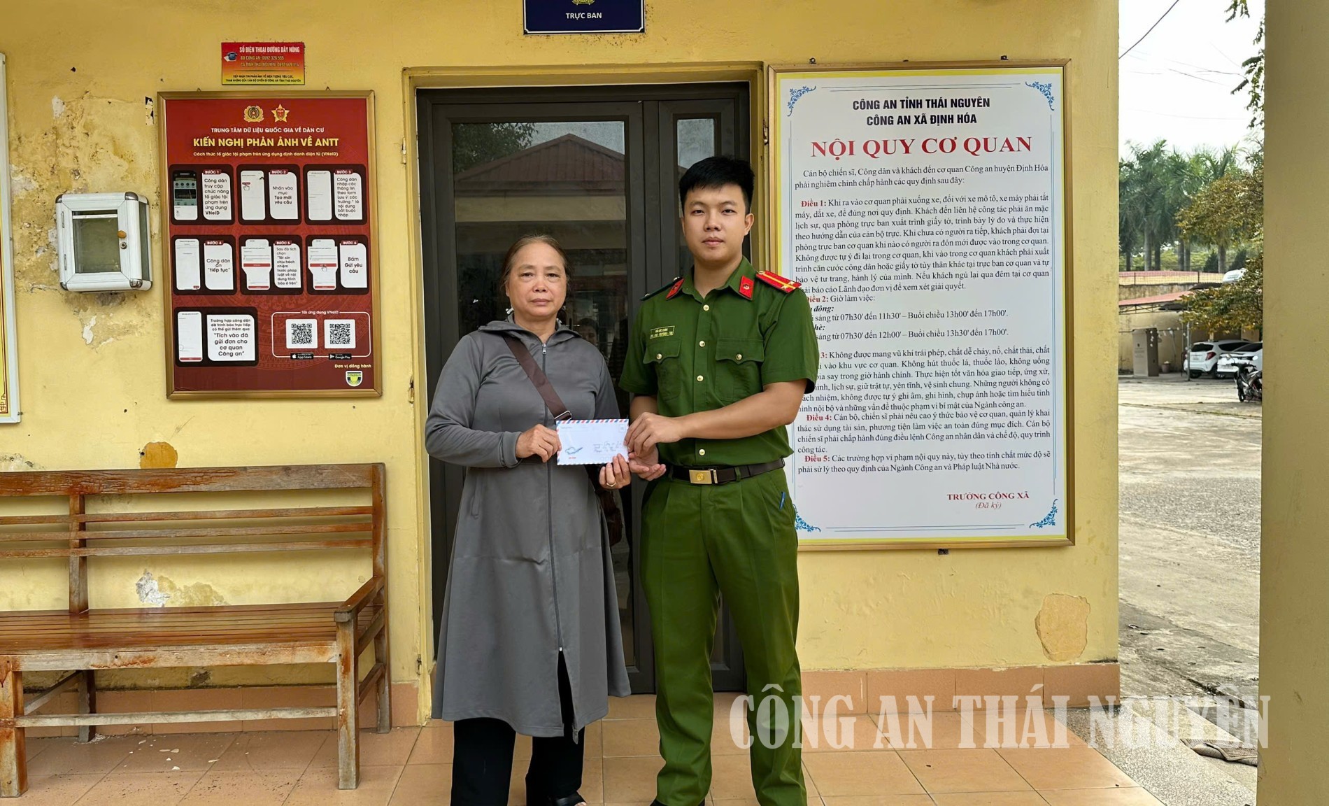 Công an xã Định Hóa hỗ trợ người chuyển khoản nhầm nhận lại tiền