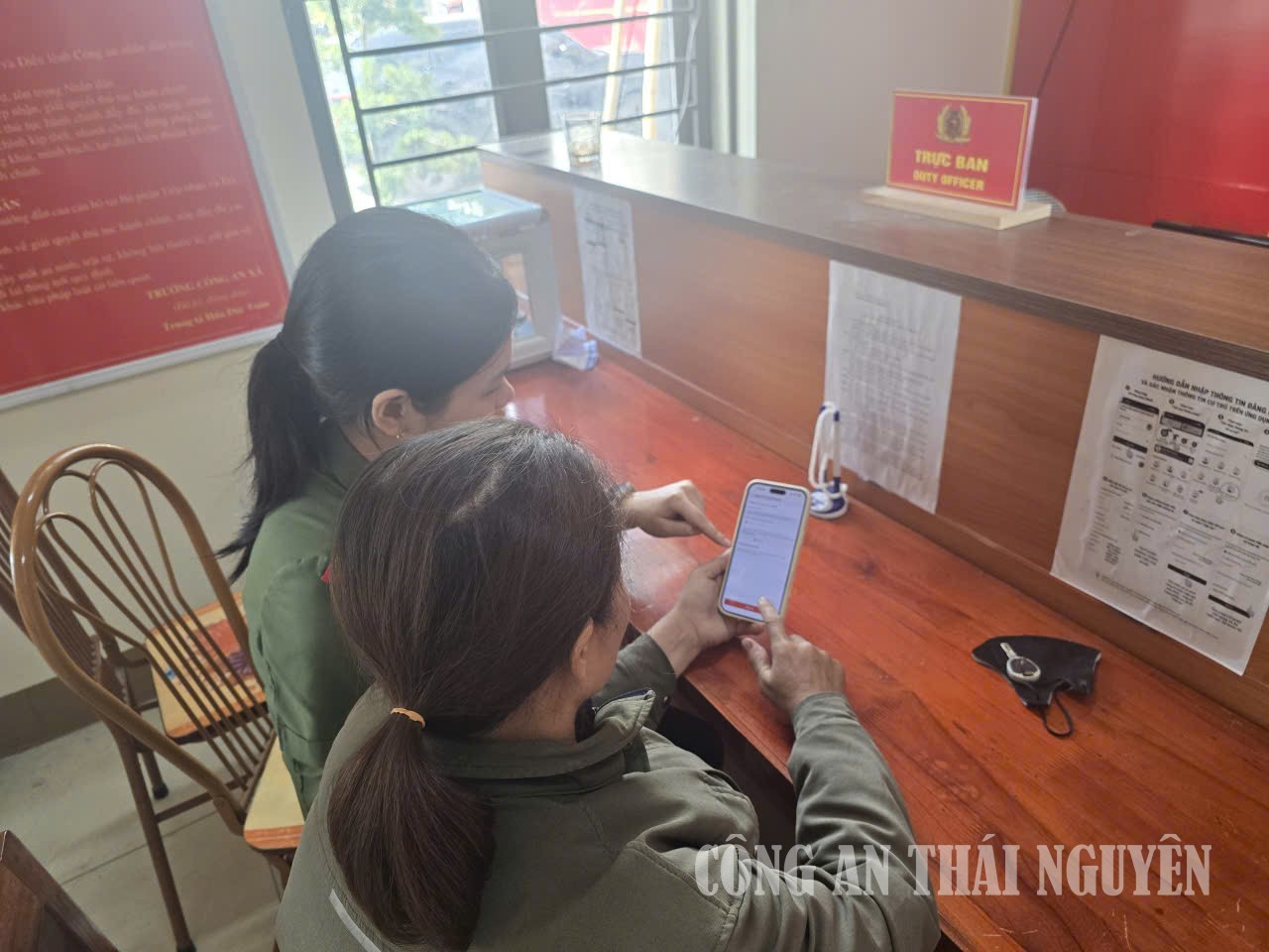 Chi hội Phụ nữ Công an xã hướng dẫn công dân làm thủ tục cấp lý lịch tư pháp