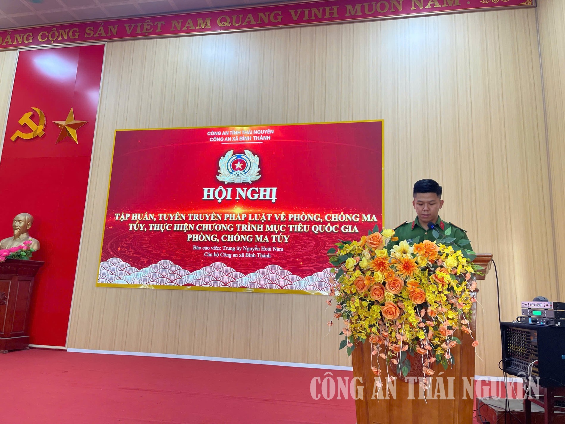 Cán bộ Công an xã tuyên truyền pháp luật về phòng, chống ma túy