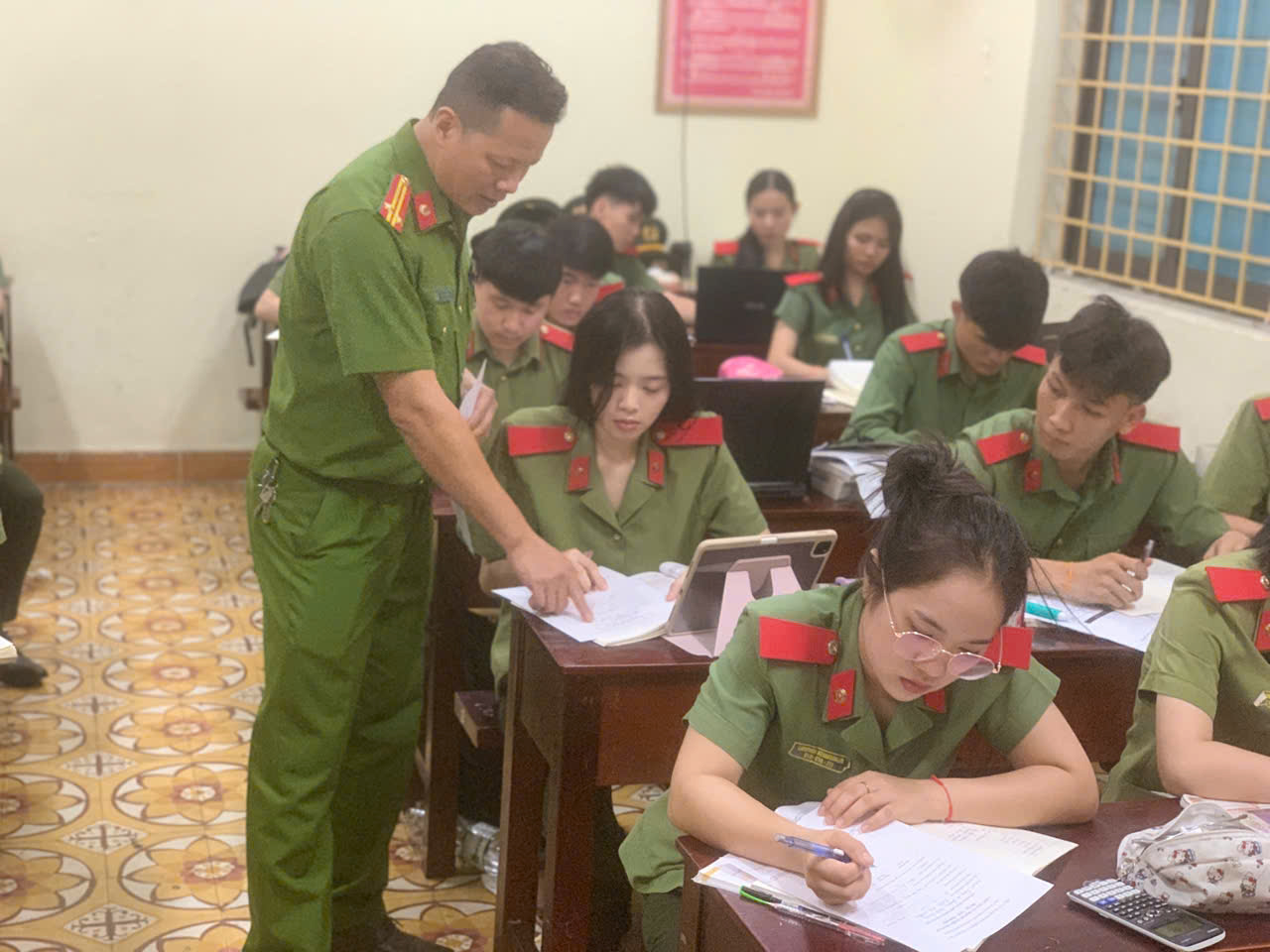 Trường Văn hóa CAND I đang hướng dẫn học sinh kê khai tạm trú tại trường