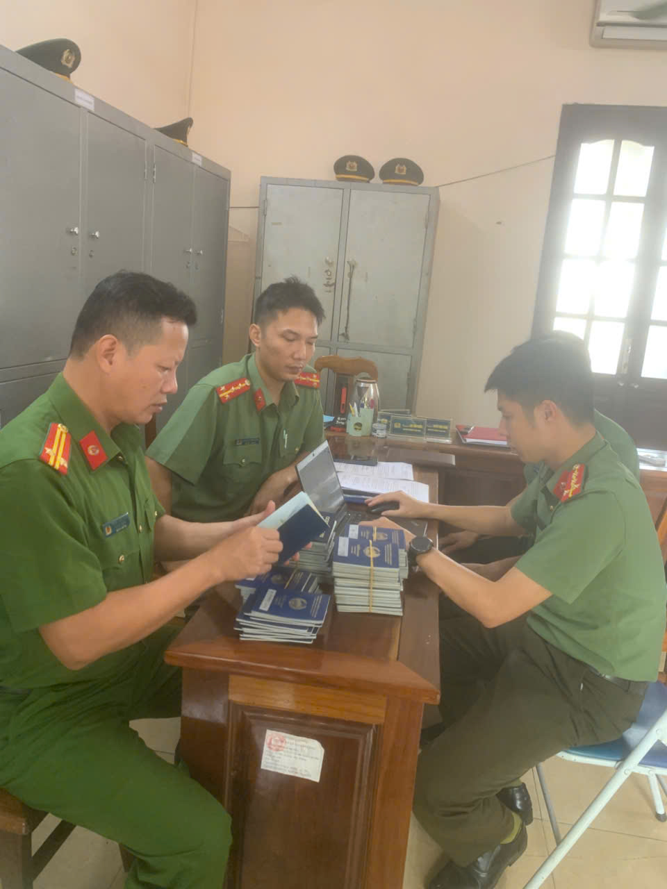 Giáo viên Tổ quản lý học sinh phối hợp kiểm tra hộ chiếu đối với người nước ngoài học tập tại trường