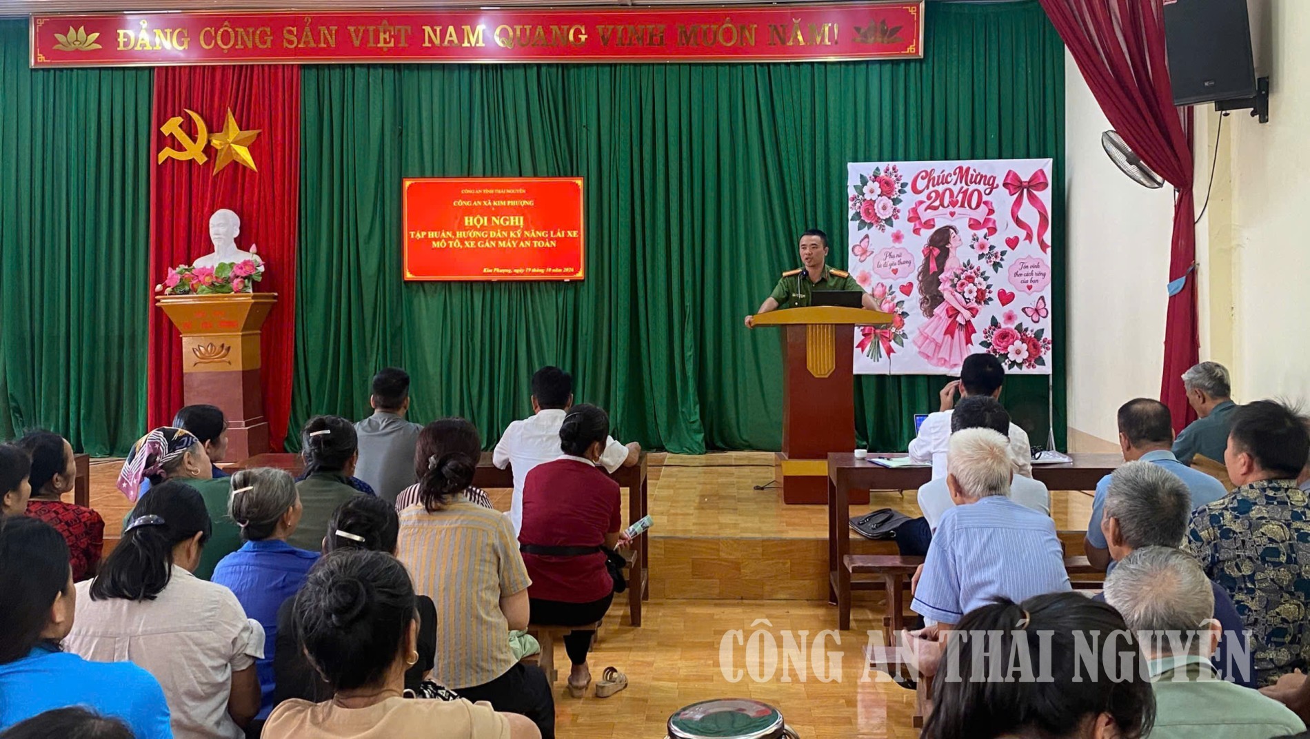 Cán bộ Công an xã tuyên truyền tại hội nghị.