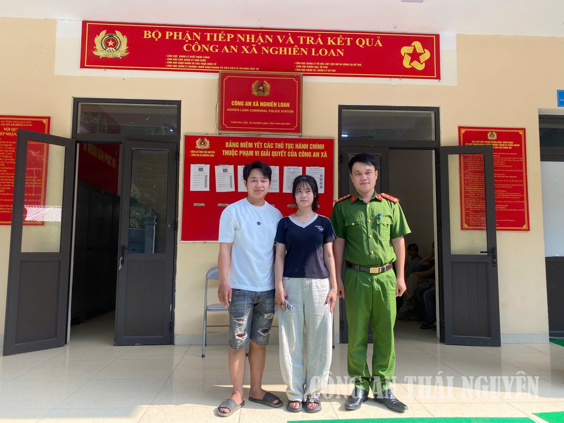 Cán bộ Công an xã hướng dẫn chuyển lại thành công số tiền cho người người chuyển nhầm