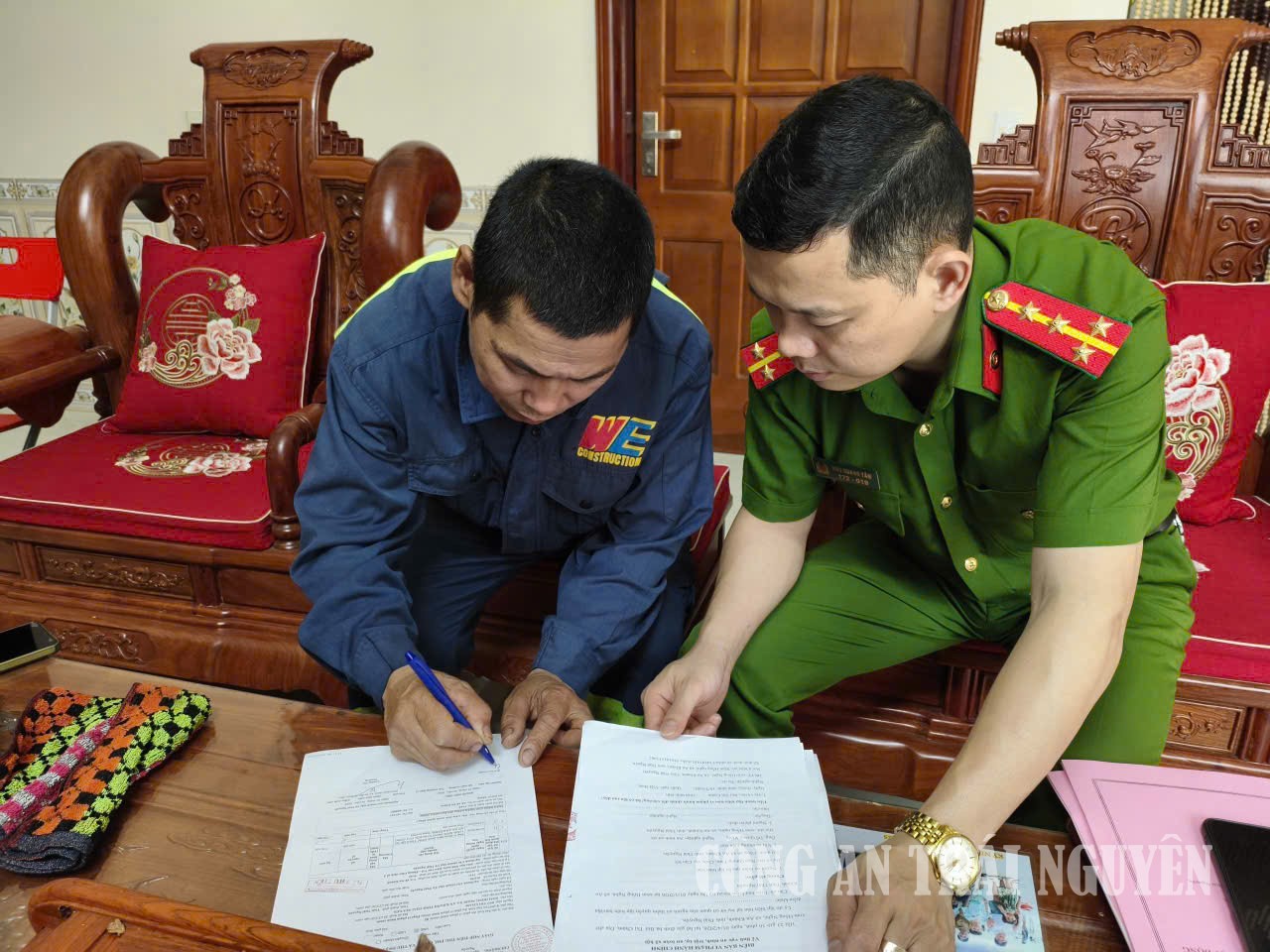 Công an xã kiểm tra, hướng dẫn công tác cư trú đối với các hộ gia đình