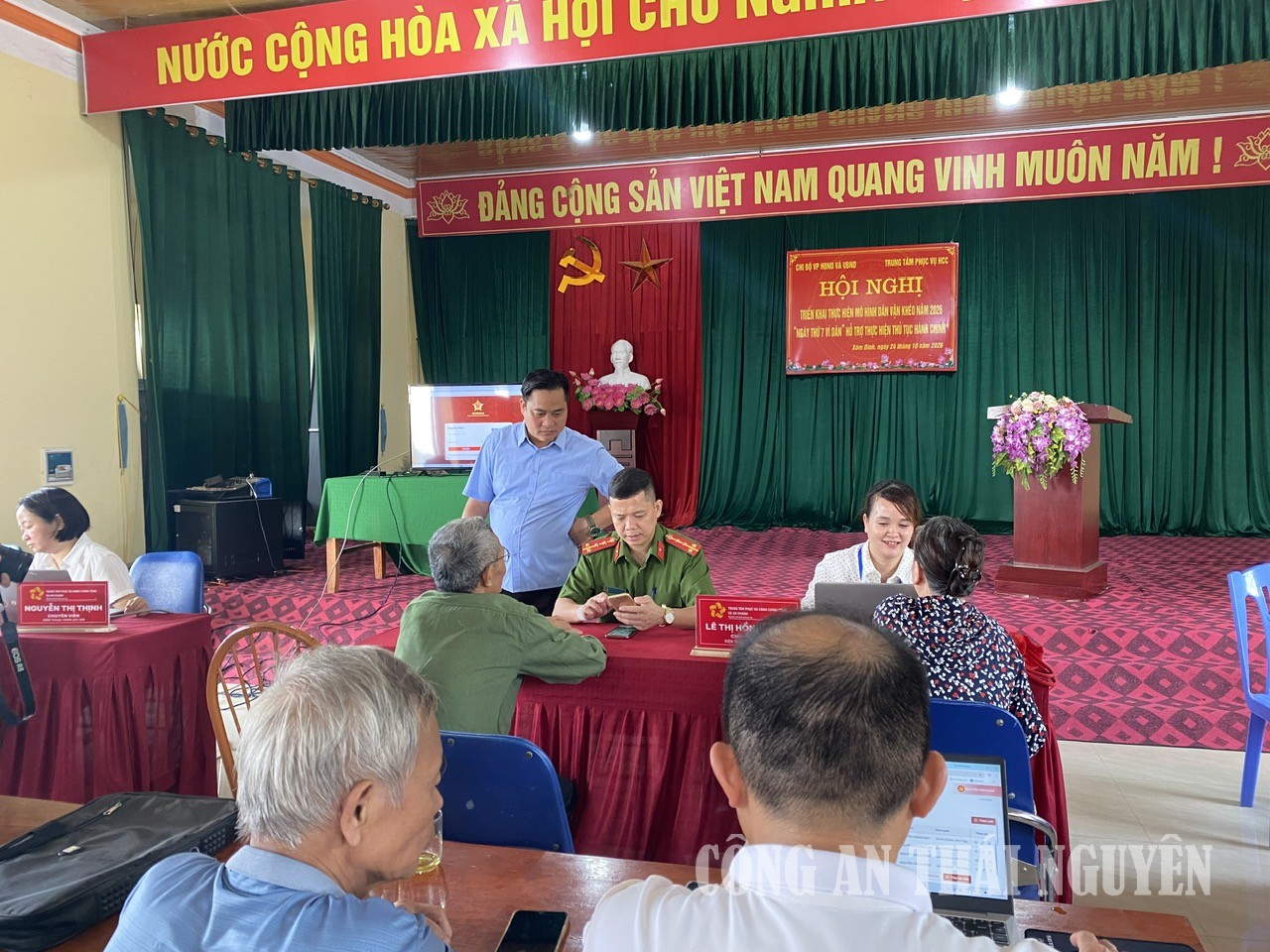 Cán bộ Công an xã hỗ trợ người dân tích hợp giấy tờ cá nhân trên ứng dụng VNeid