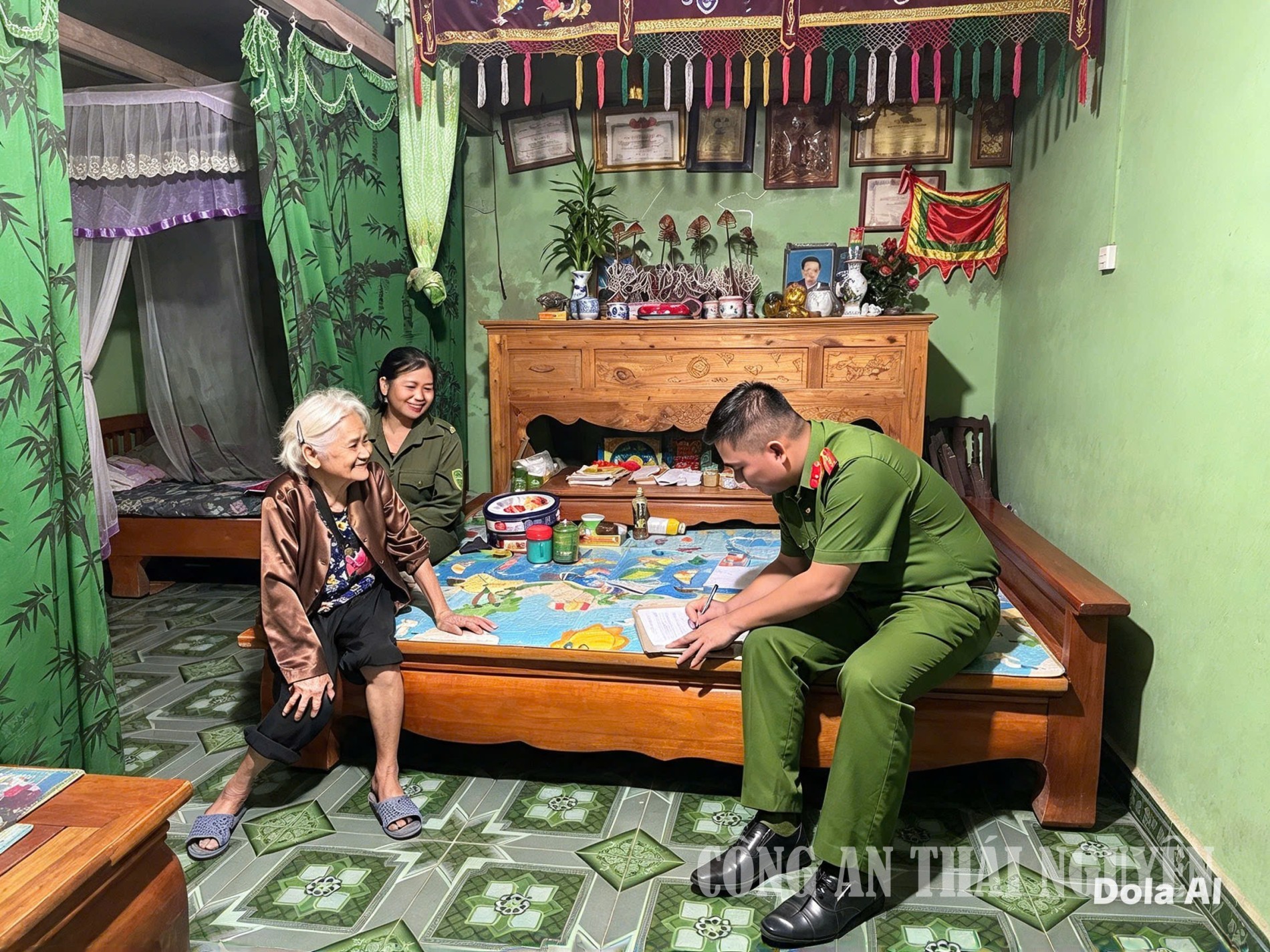 Cán bộ công an xã vận động thân nhân liệt sĩ tham gia chương trình