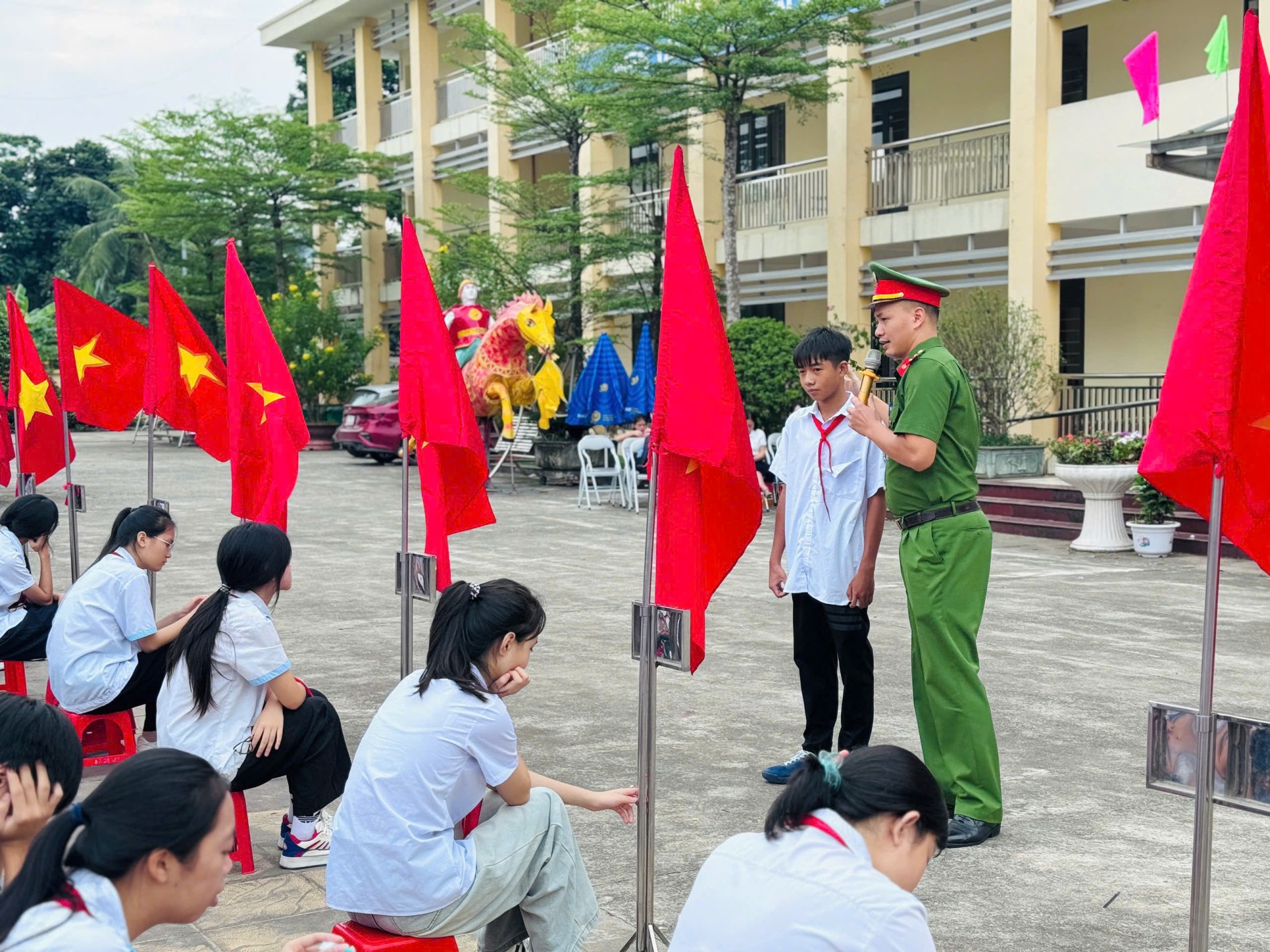 Cán bộ Công an phường trao đổi, giao lưu tuyên truyền an toàn giao thông với các em học sinh