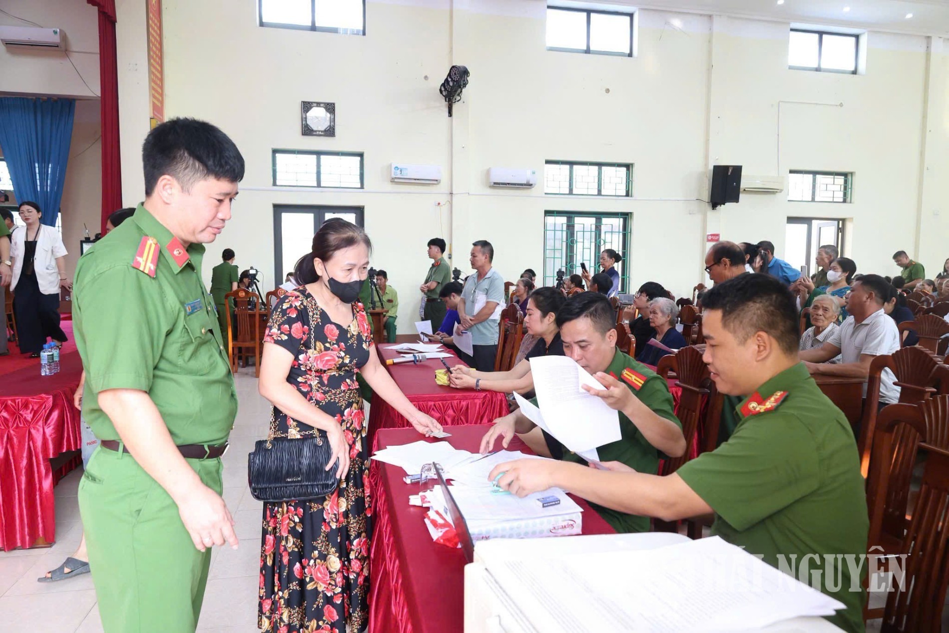 Cán bộ, chiến sĩ Công an tận tình hướng dẫn, hỗ trợ thân nhân liệt sĩ các thủ tục lấy mẫu ADN