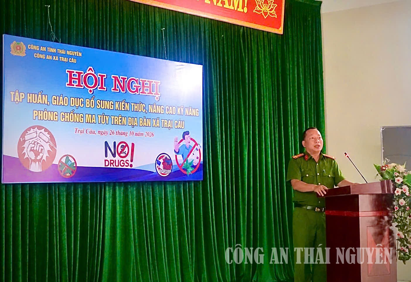 Cán bộ Công an xã Trại Cau tuyên truyền, bổ sung kiến thức về phòng, chống ma túy.