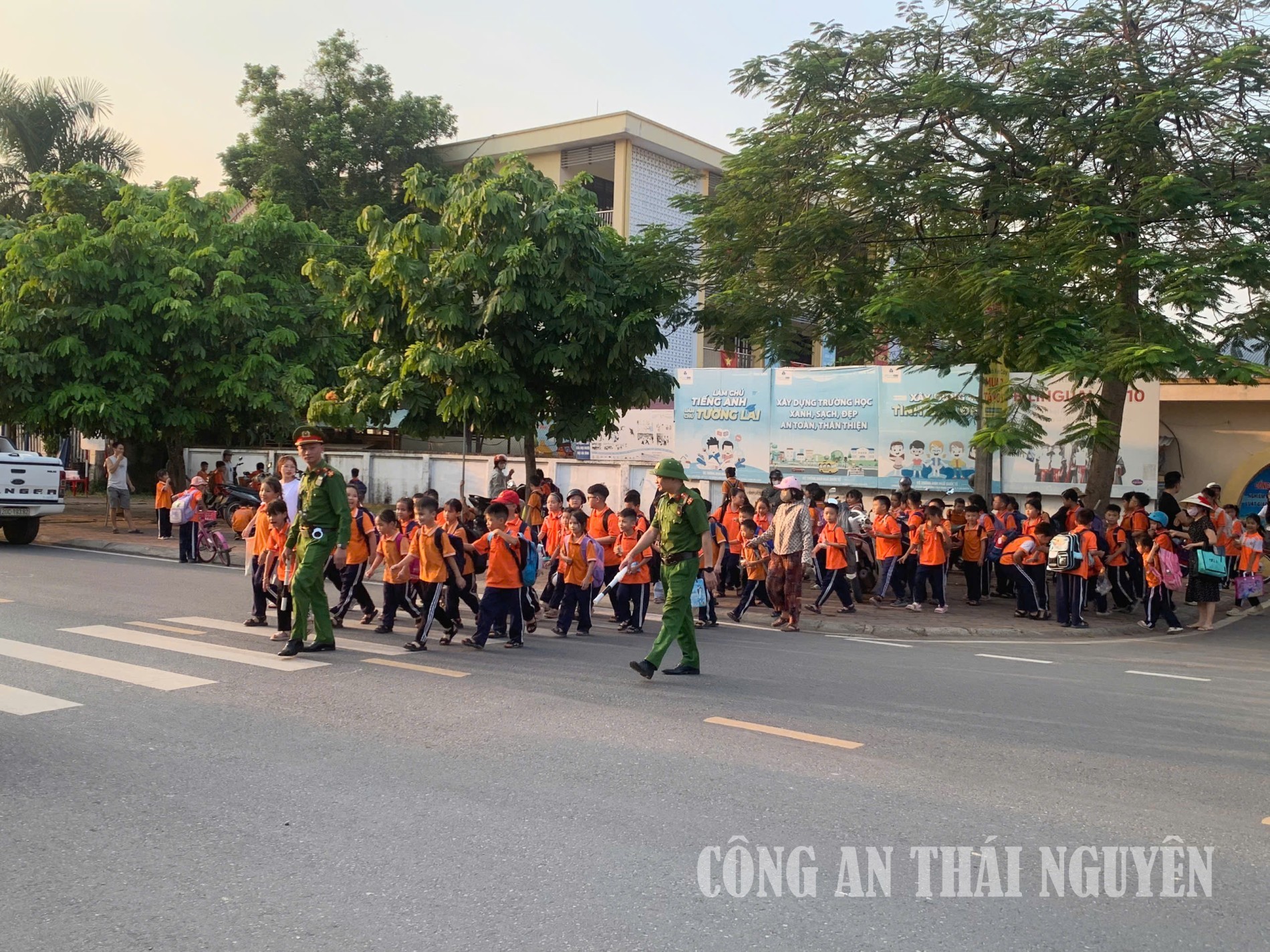 Cán bộ Công an phường điều tiết giao thông