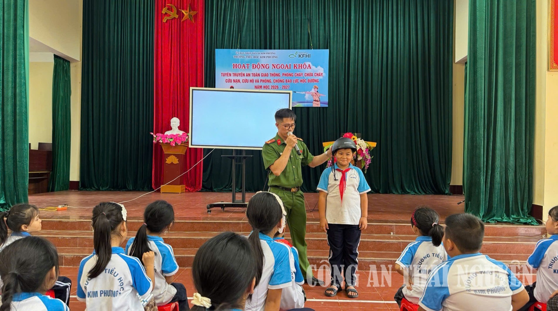 Hướng dẫn học sinh đội mũ bảo hiểm đúng cách khi ngồi trên xe mô tô, xe gắn máy, xe máy điện