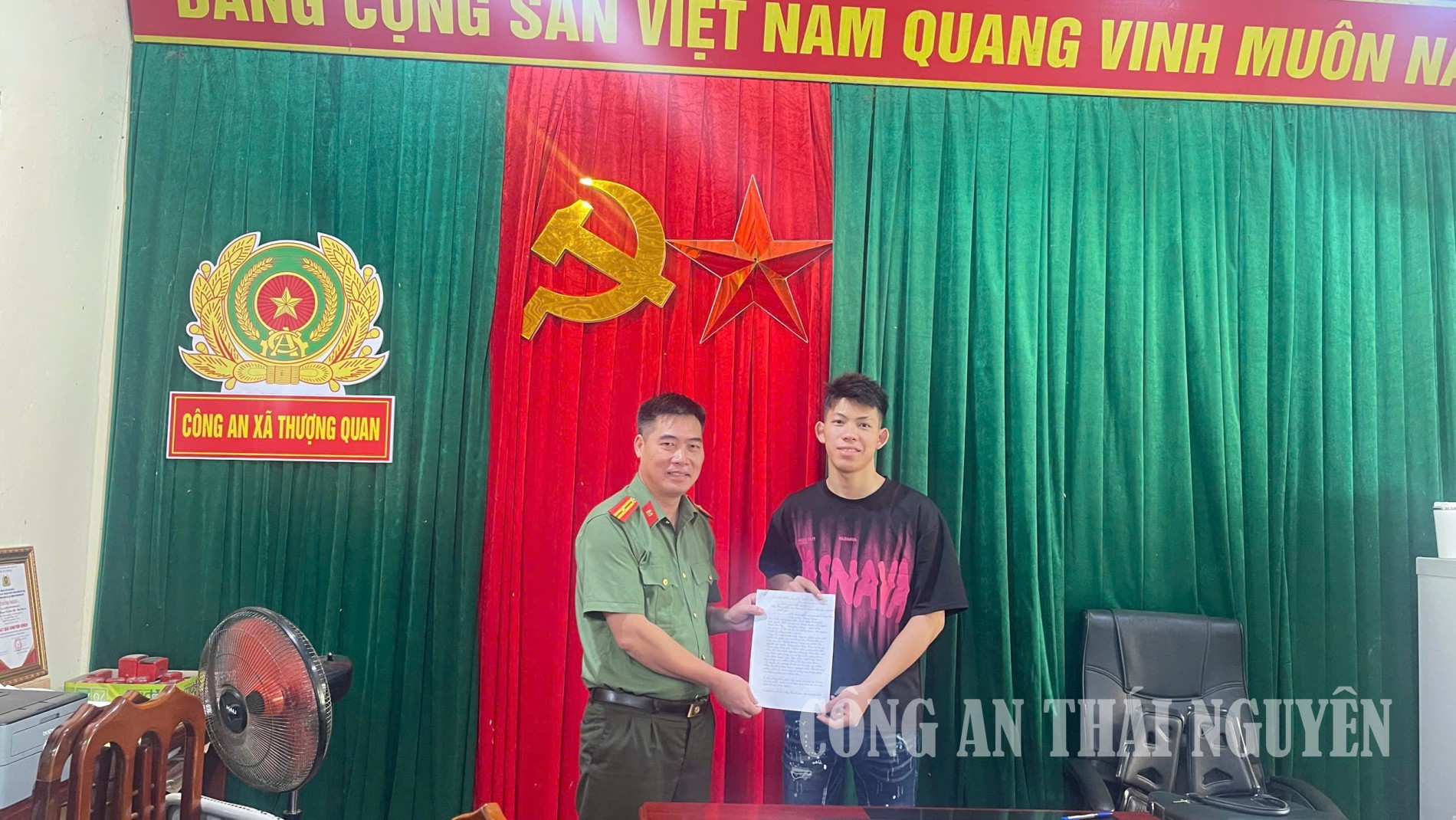 Công dân tình nguyện viết đơn tham gia nghĩa vụ CAND