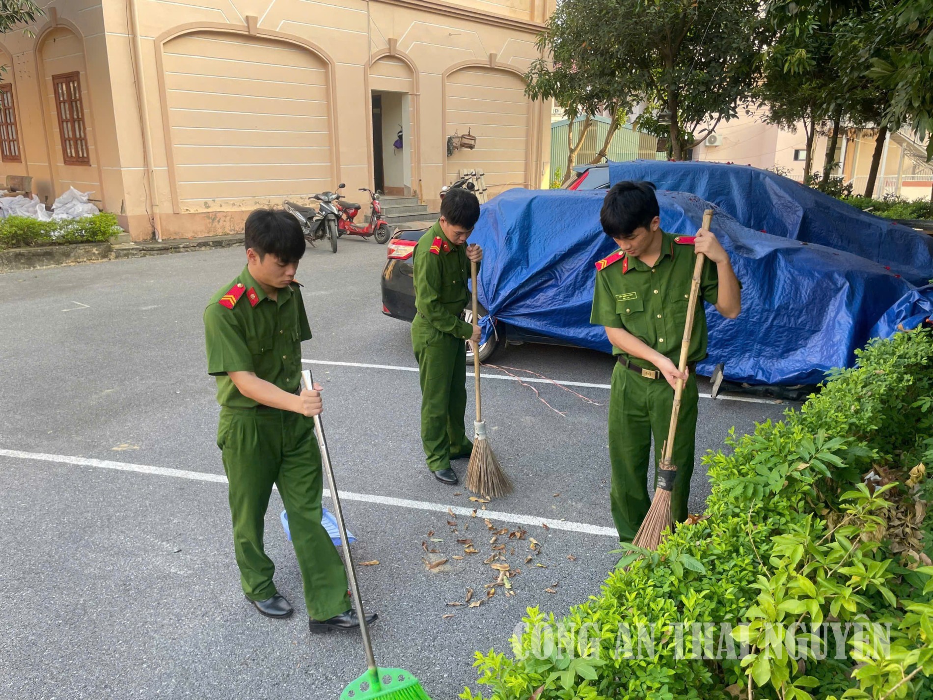 Đoàn viên vệ sinh trụ sở đơn vị