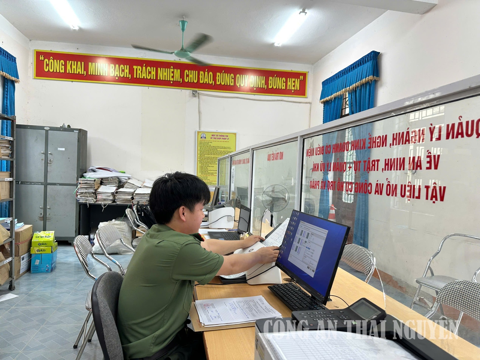 Cán bộ Công an xã Thần Sa thực hiện số hóa tàng thư cư trú