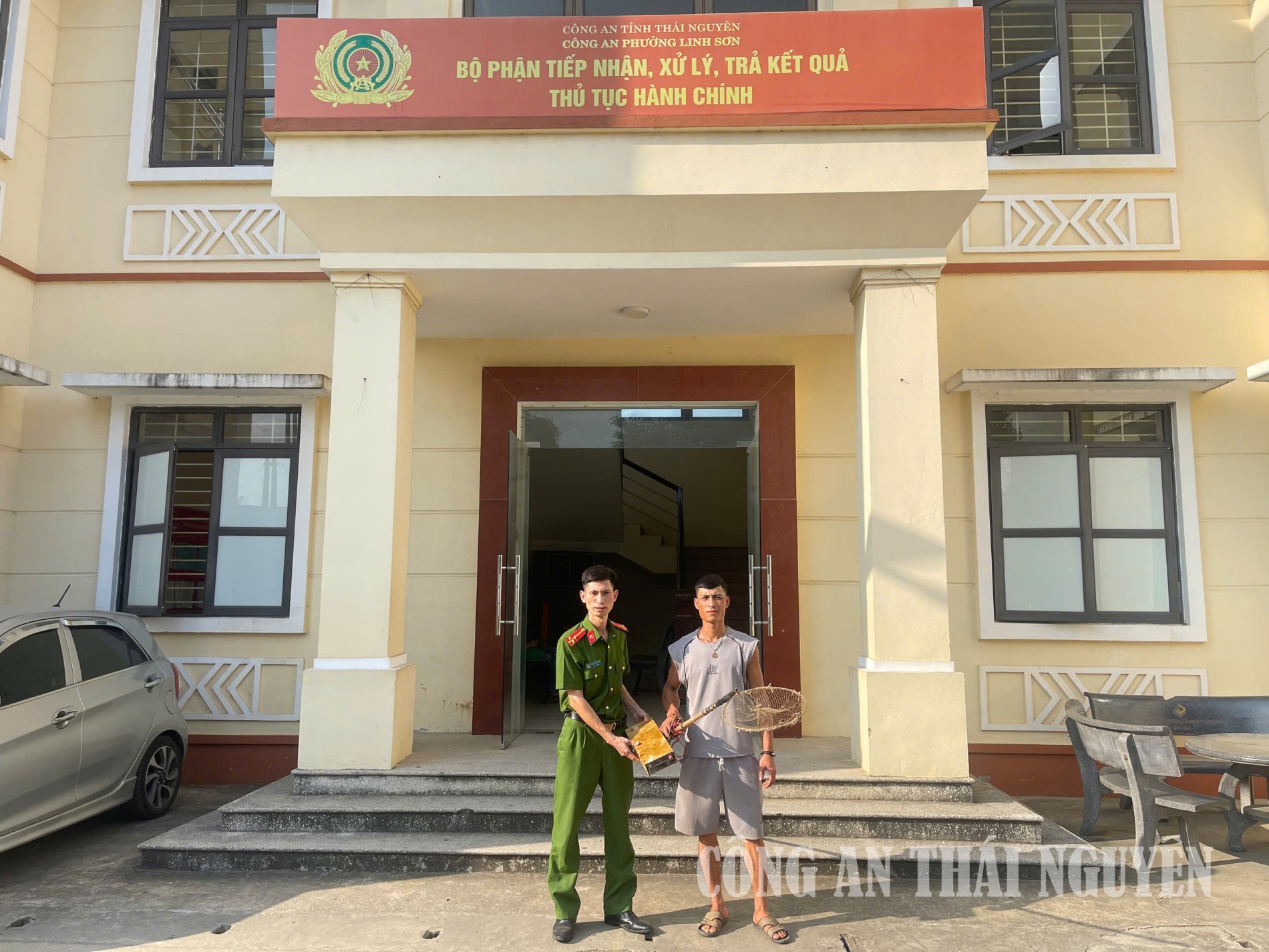 Nhân dân giao nộp dụng cụ kích điện để đánh bắt cá