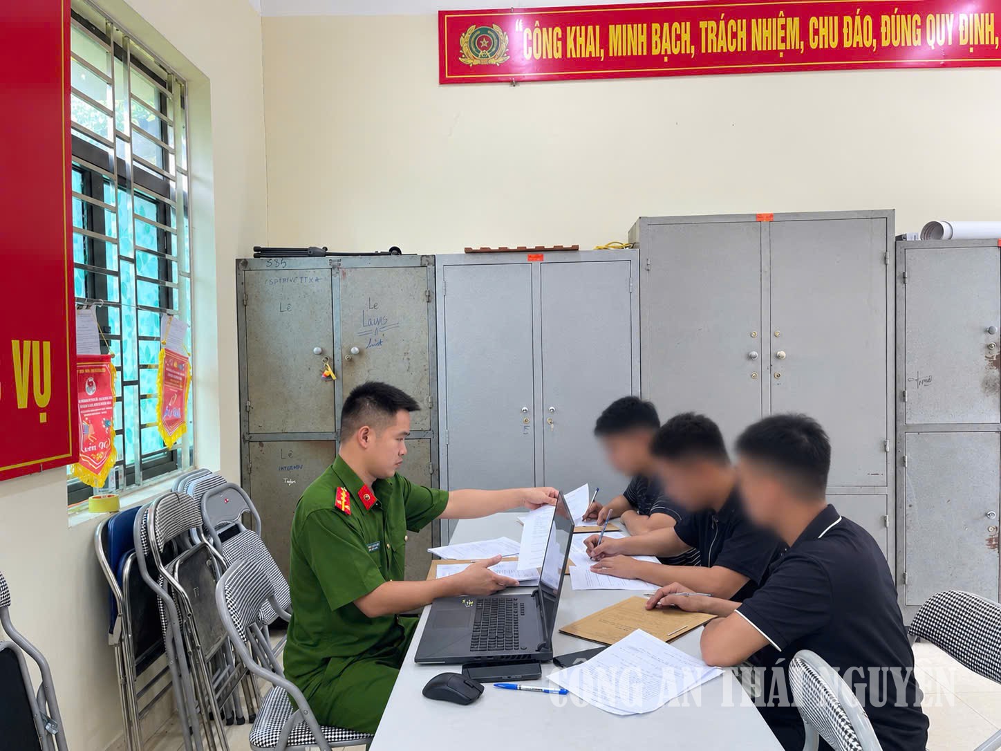 Cán bộ Công an xã làm việc với người chấp hành án hình sự tại cộng đồng