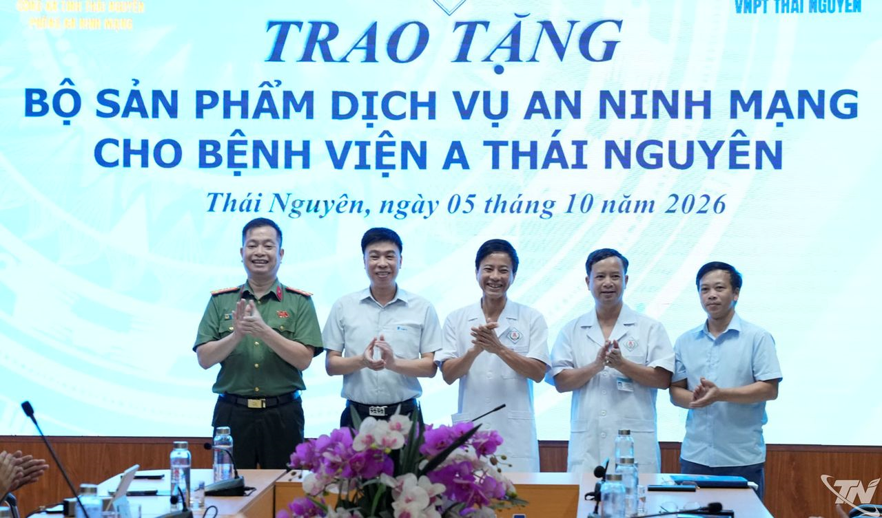 Đại diện Phòng An ninh mạng và đại diện VNPT Thái Nguyên trao tặng một số sản phẩm, dịch vụ an ninh mạng cho Bệnh viện A Thái Nguyên