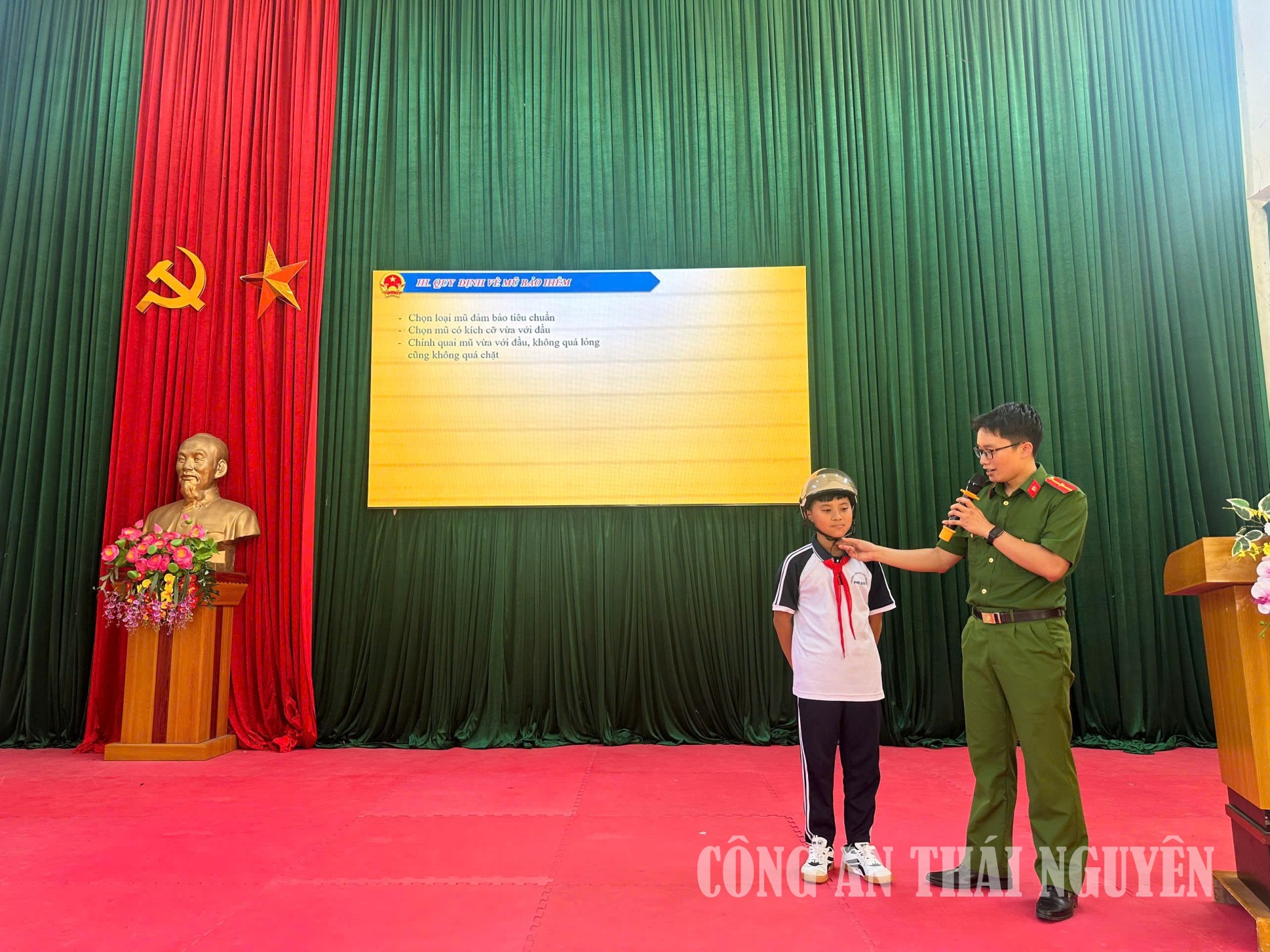 Cán bộ tổ Cảnh sát trật tự, Công an xã tuyên truyền, hướng dẫn học sinh thực hiện các quy định về TTATGT