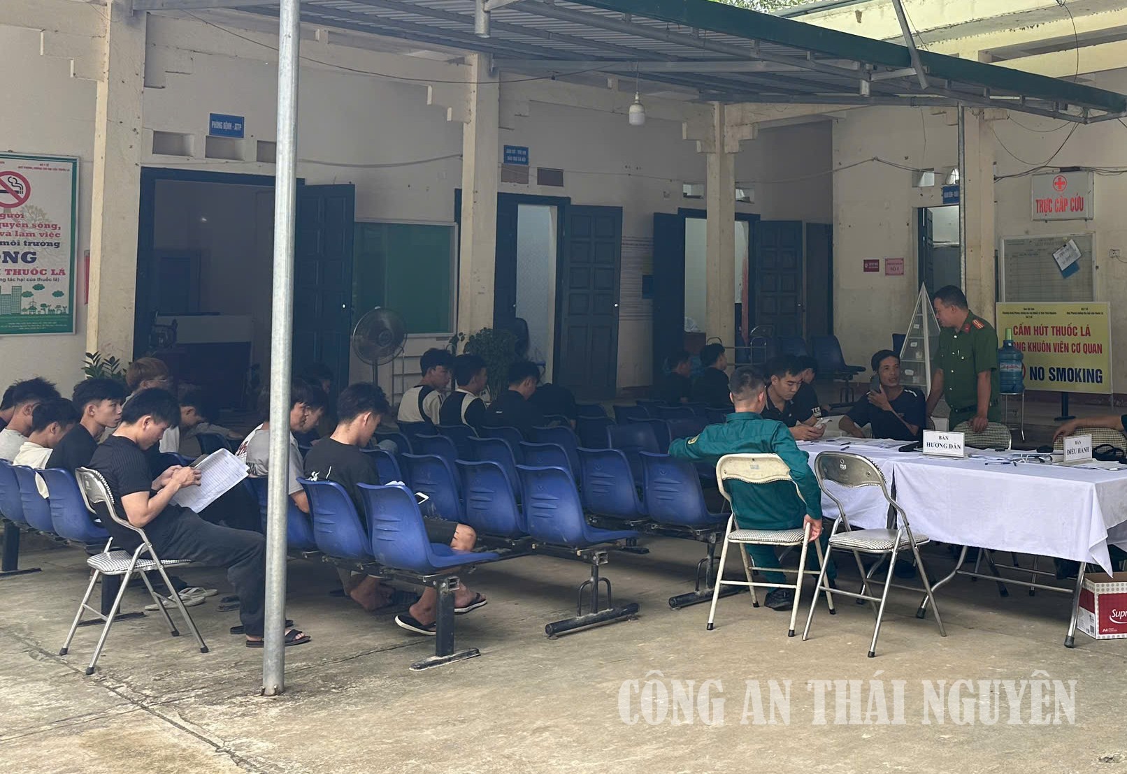 Công an xã Nghiên Loan phối hợp bảo đảm an ninh, trật tự và sơ tuyển sức khỏe