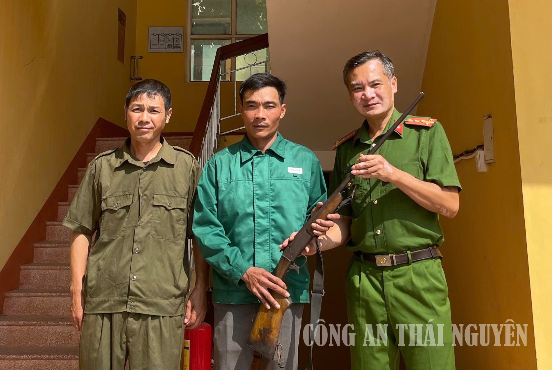30 09 2026 Công an xã Tân Khánh tăng cường tuyên truyền, vân động nhân dân tự giác giao nộp vũ khí, vật liệu nổ, công cụ hỗ trợ