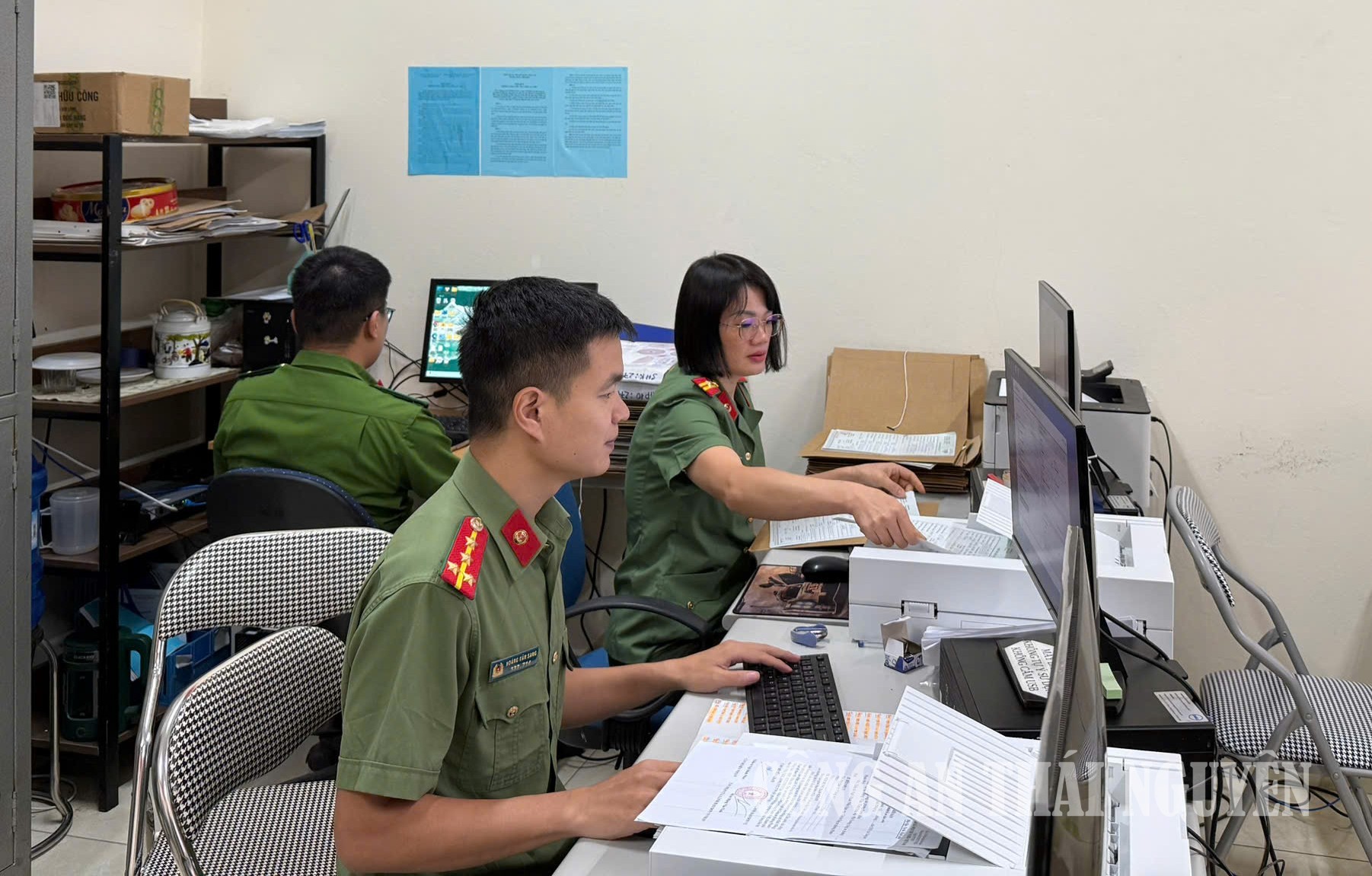 Công an xã Tân Kỳ tập trung lực lượng đẩy nhanh tiến độ số hóa hồ sơ tàng thư cư trú