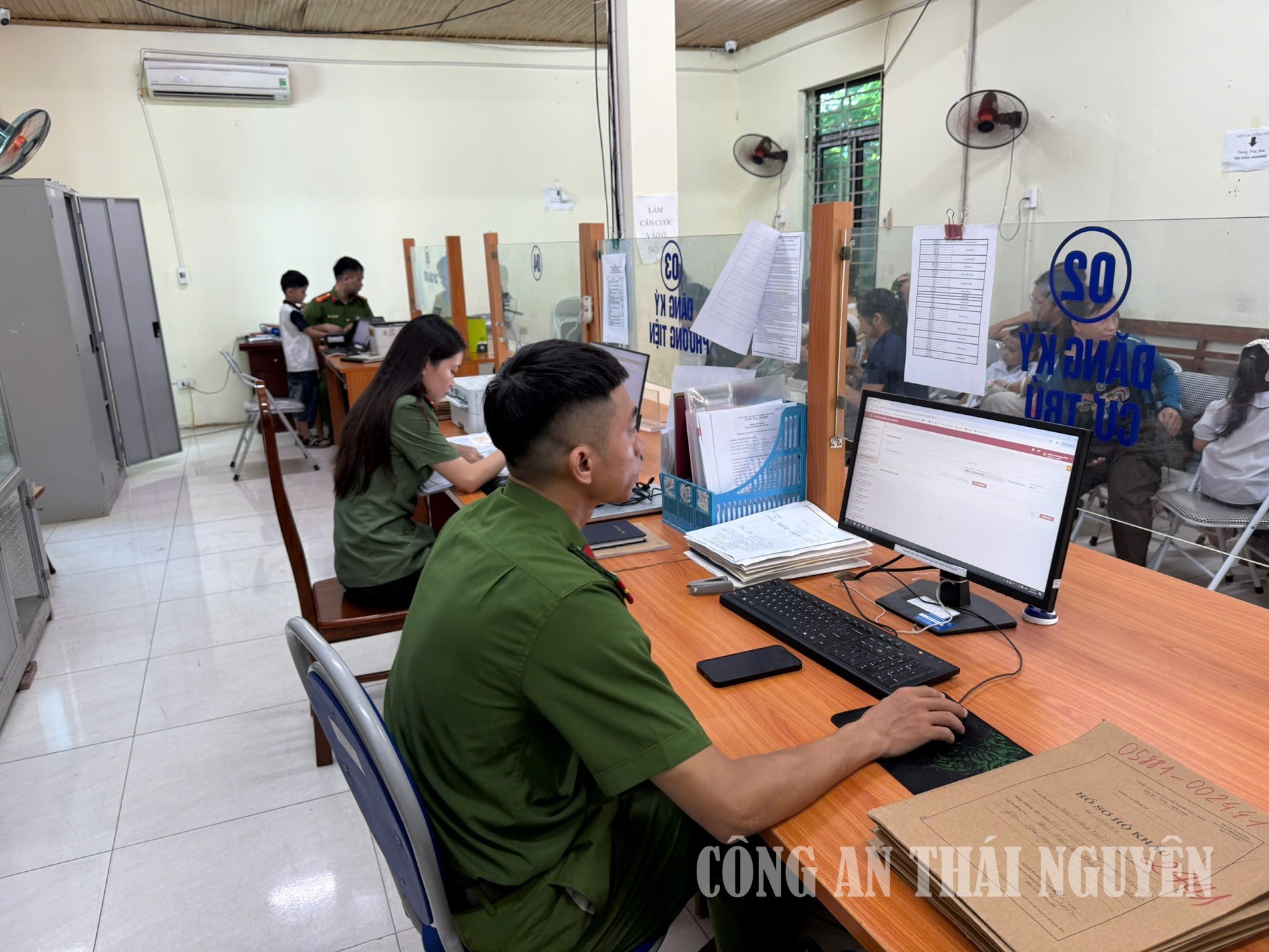 Công an xã Thành Công đẩy nhanh tiến độ số hóa hồ sơ cư trú