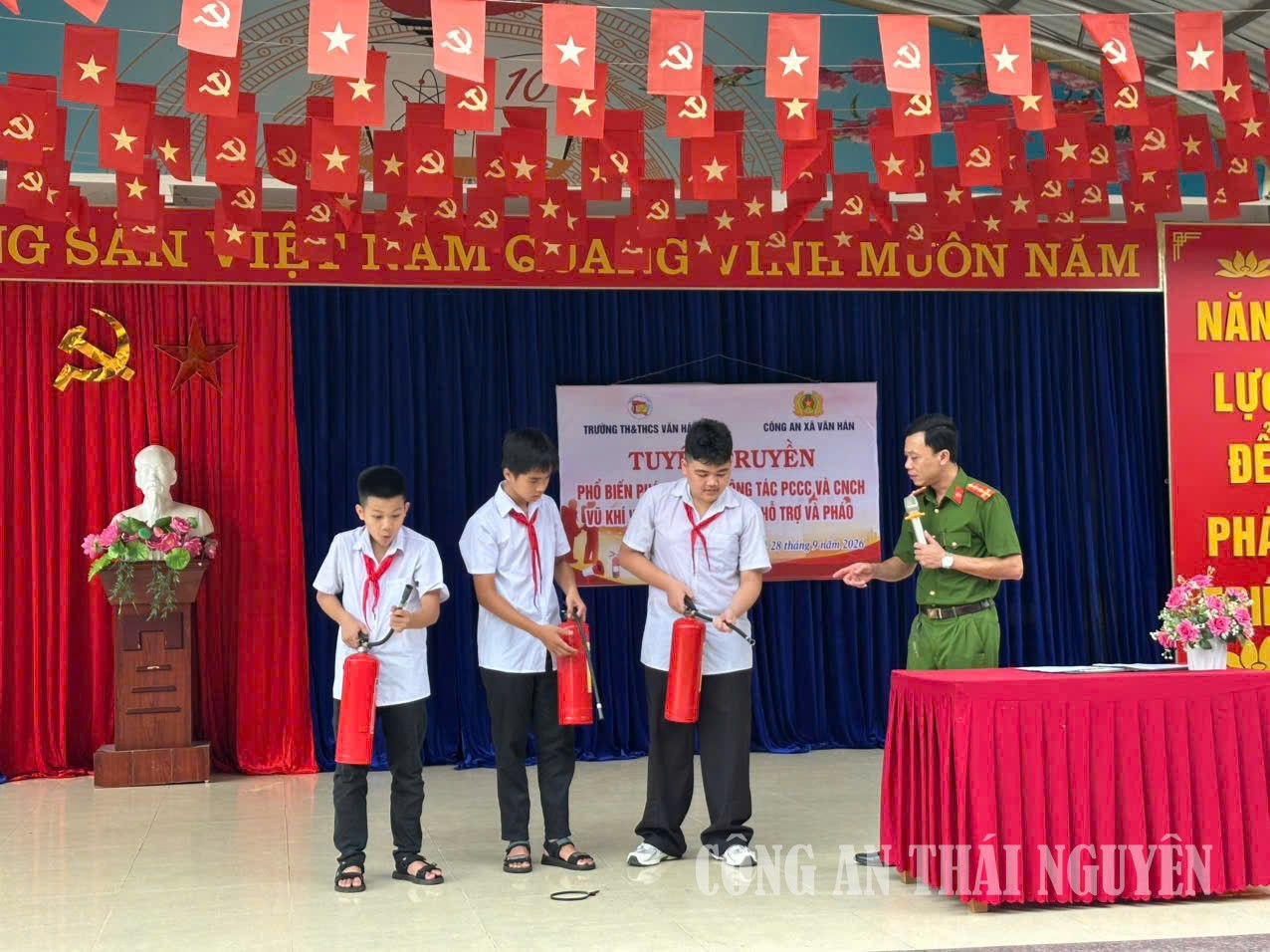 Công an xã Văn Hán tuyên truyền, phổ biến pháp luât về PCCC, CNCH