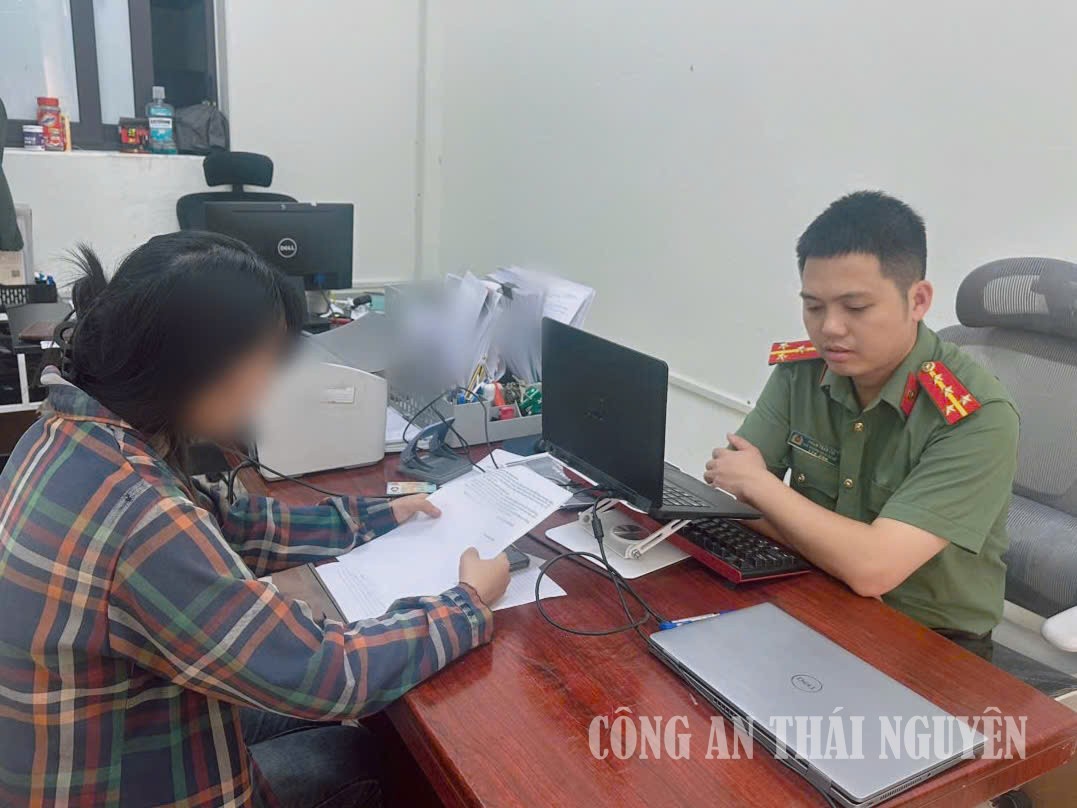 Công an xã Vô Tranh làm việc với trường hợp đăng tải thông tin chưa được kiểm chứng lên mạng xã hội