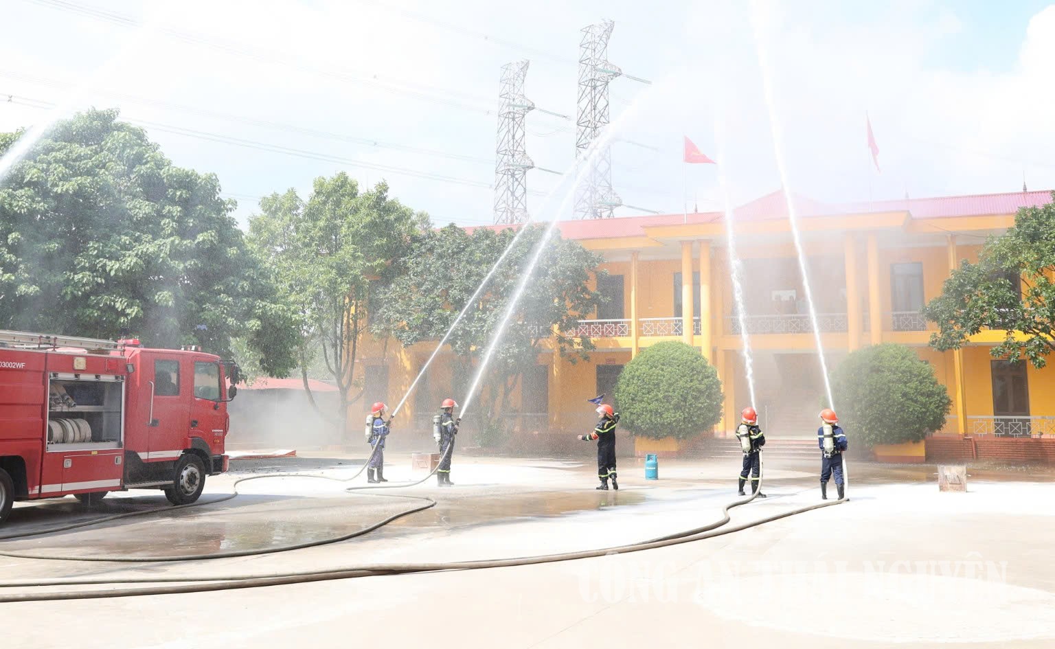30 09 2026 Đảng ủy, HĐND, UBND phường Trung Thành thực tập phương án chữa cháy và cứu nạn, cứu hộ tại trụ sở UBND phường