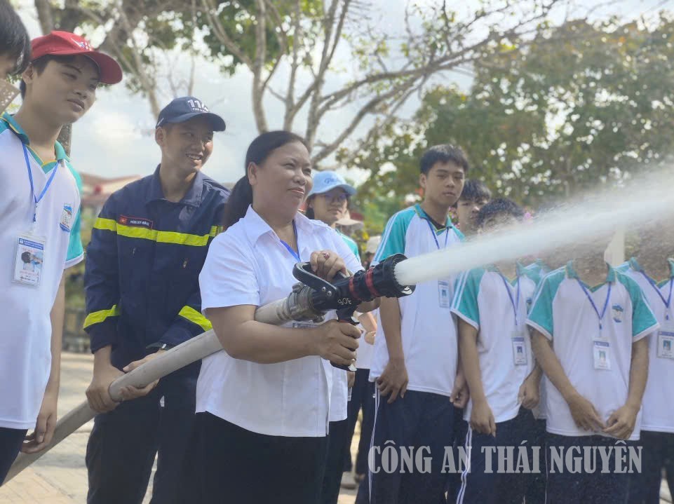 30 09 2026 PC07 1200 cán bộ, giáo viên, học sinh trải nghiệm kỹ năng về pccc và cnch 2