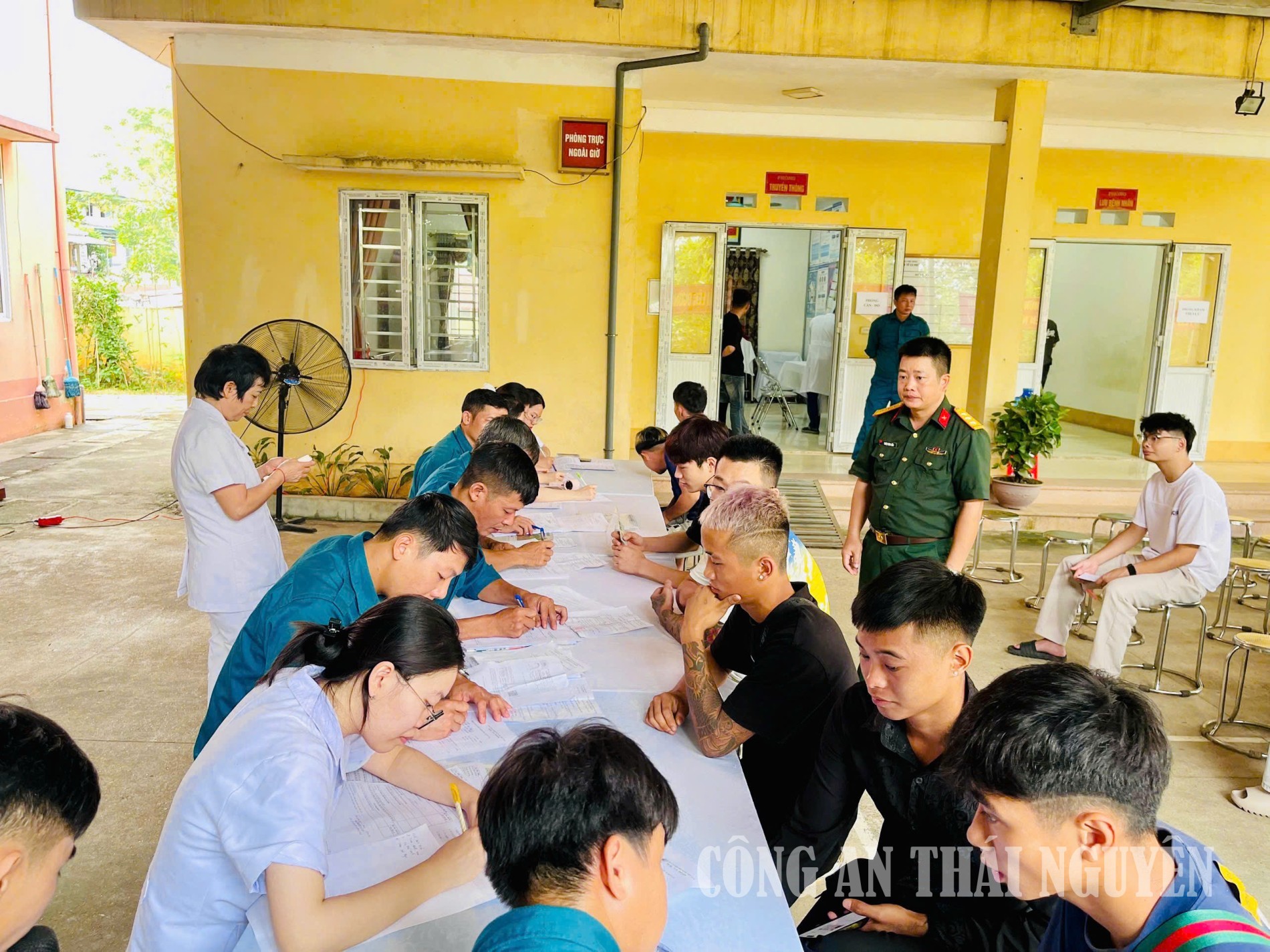 Tổ chức khám và thu thập thông tin công dân