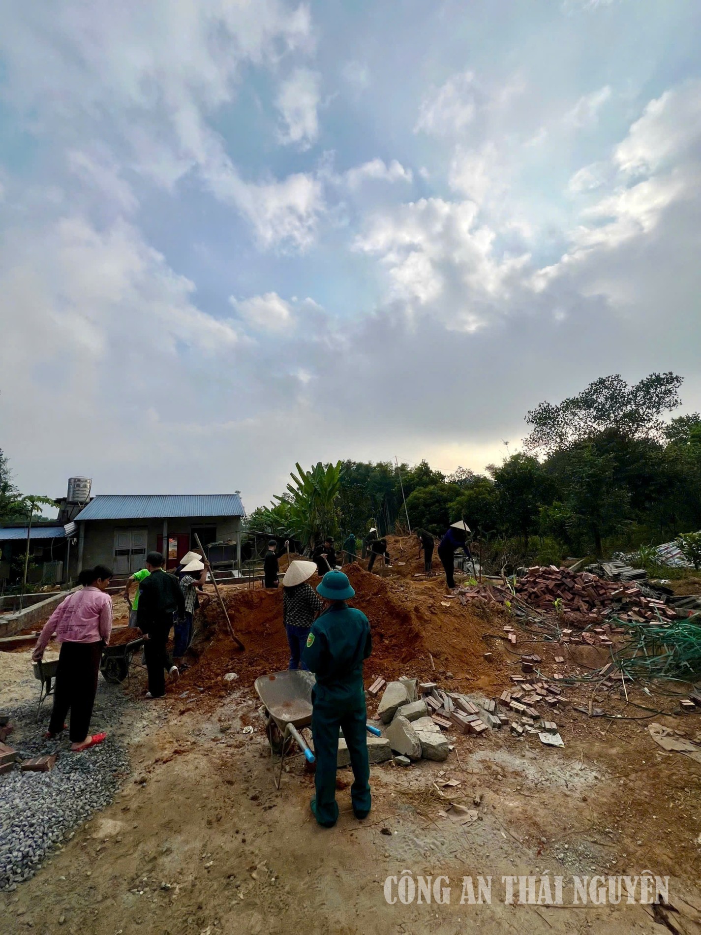      Hỗ trợ hộ gia đình làm nhà ở