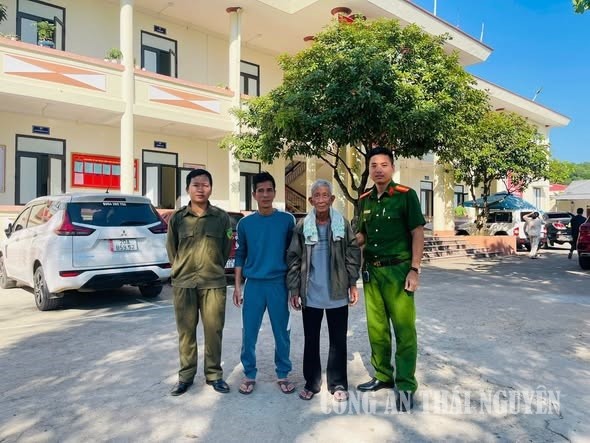 Công an xã hỗ trợ công dân trở về với gia đình