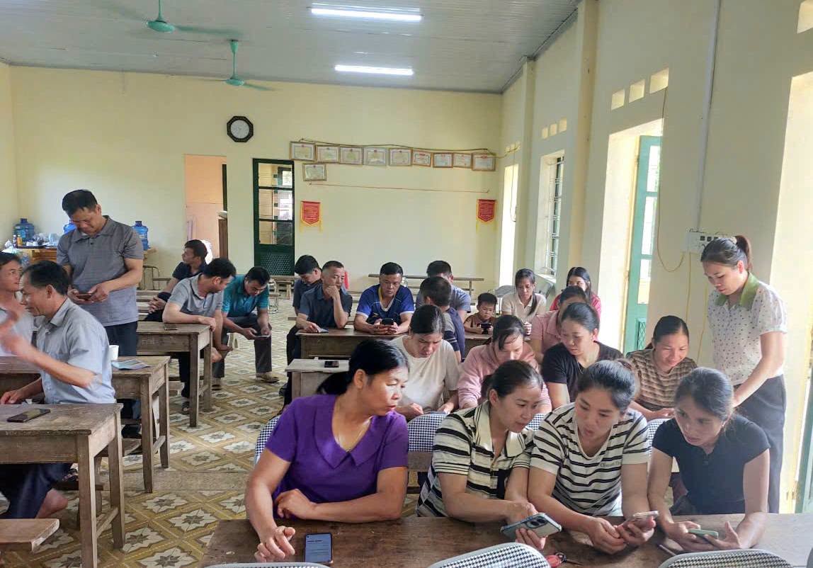 Ảnh: Cán bộ Trung tâm phục vụ hành chính công hướng dẫn người dân