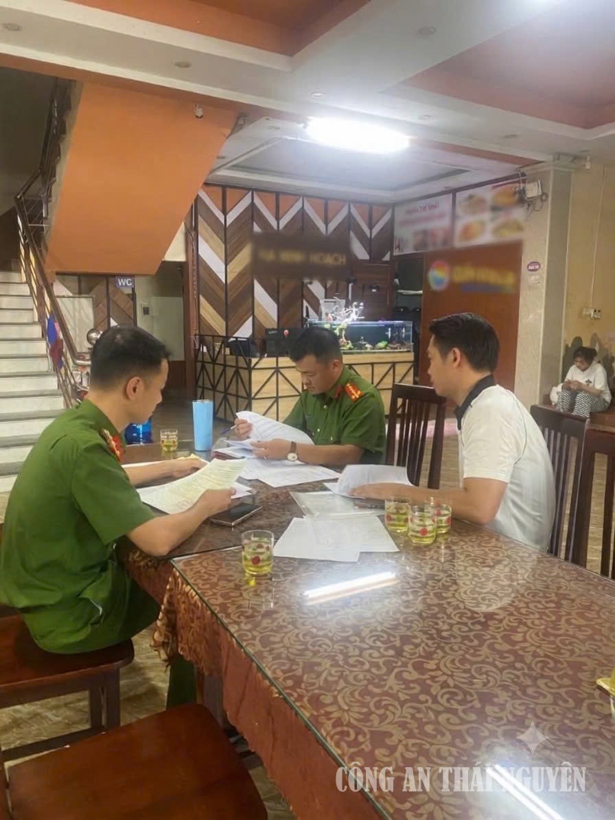 Cán bộ Công an phường lập biên bản kiểm tra tại các nhà hàng