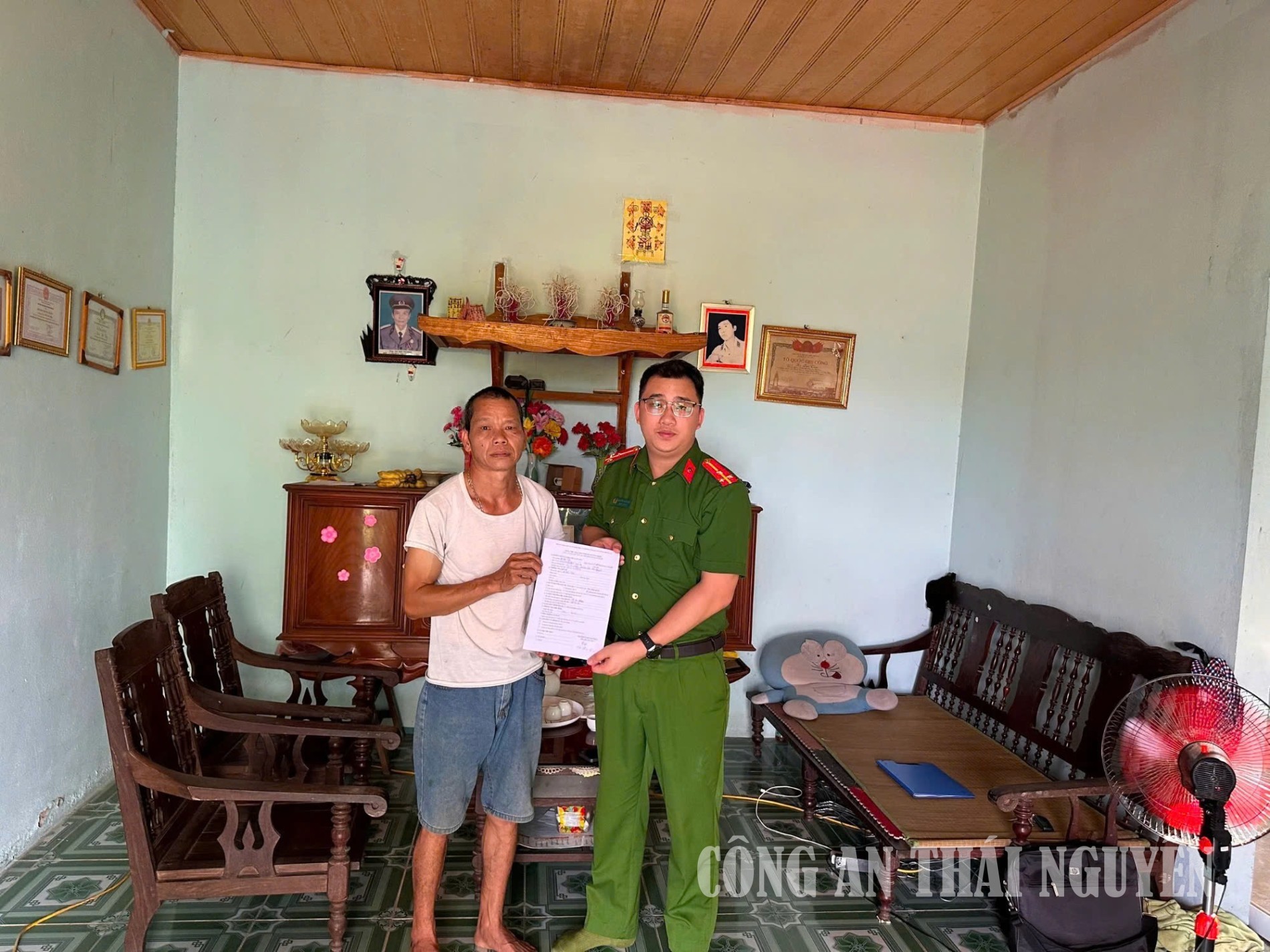 Công an phường Bắc Kạn trao phiếu, hướng dẫn kê khai tại gia đình thân nhân liệt sĩ