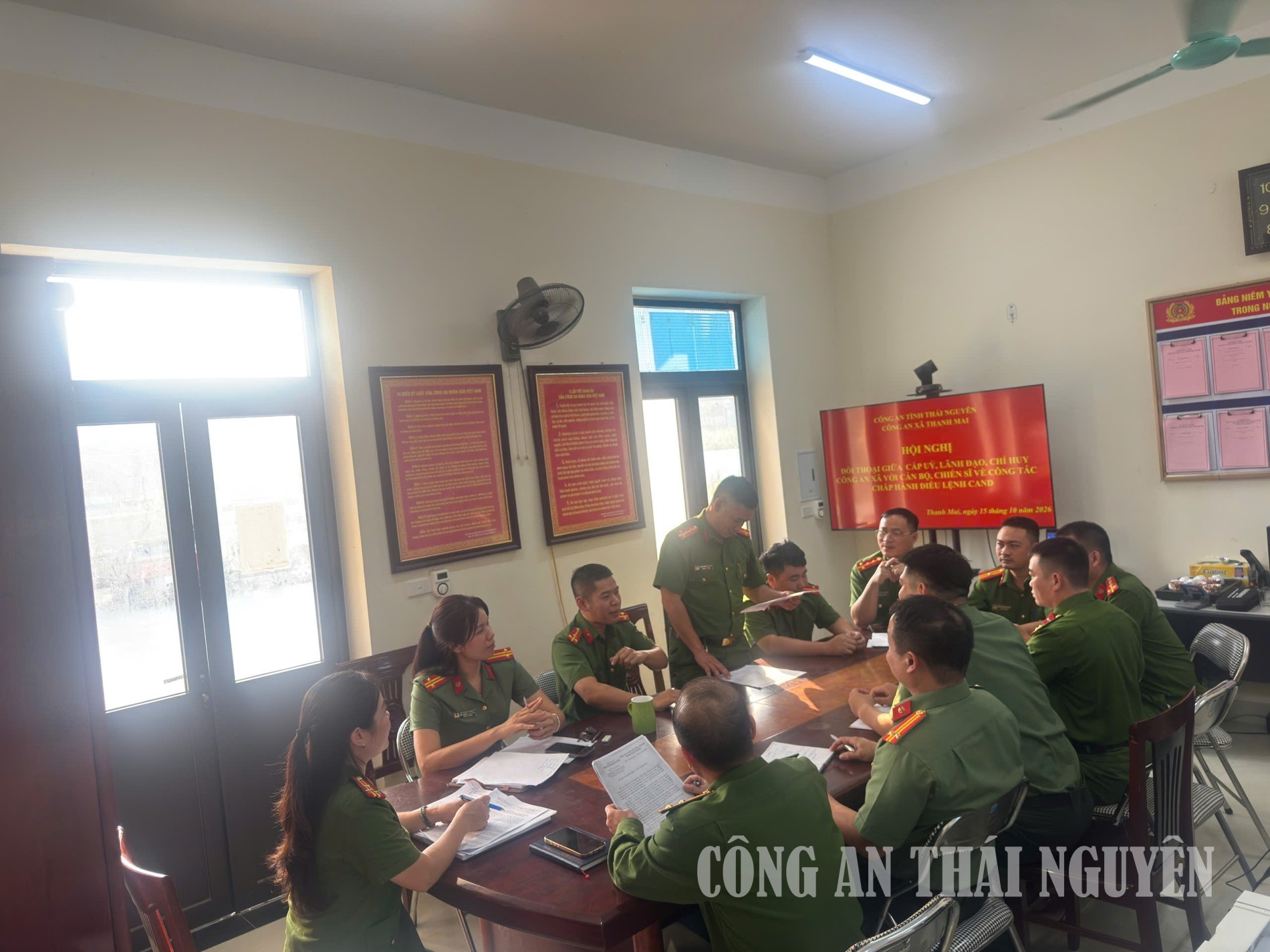 Cán bộ, chiến sĩ Công an xã trao đổi khó khăn, vướng mắc trong quá trình thực hiện nhiệm vụ