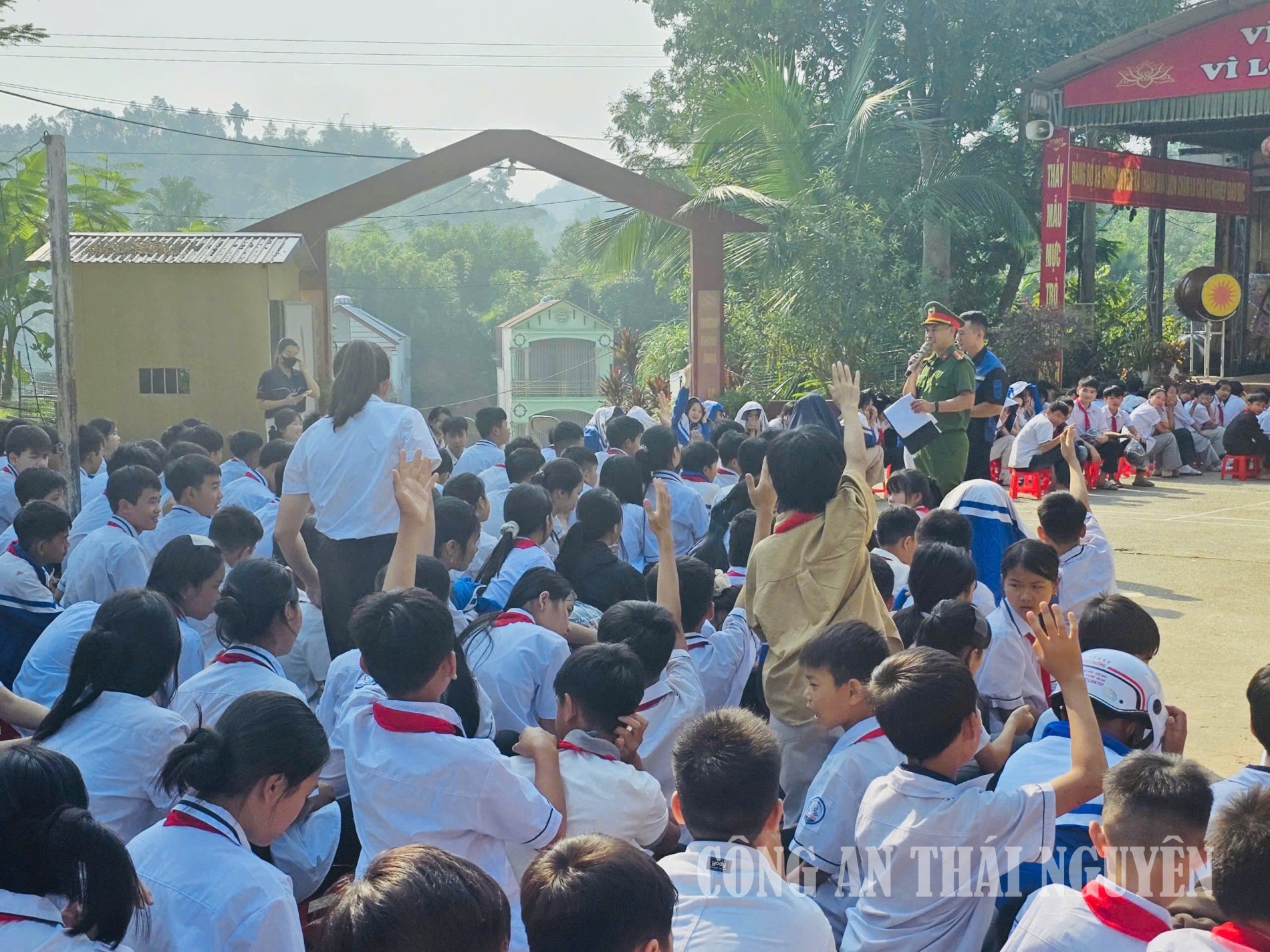 Học sinh tham gia giao lưu, trả lời câu hỏi tại buổi tuyên truyền