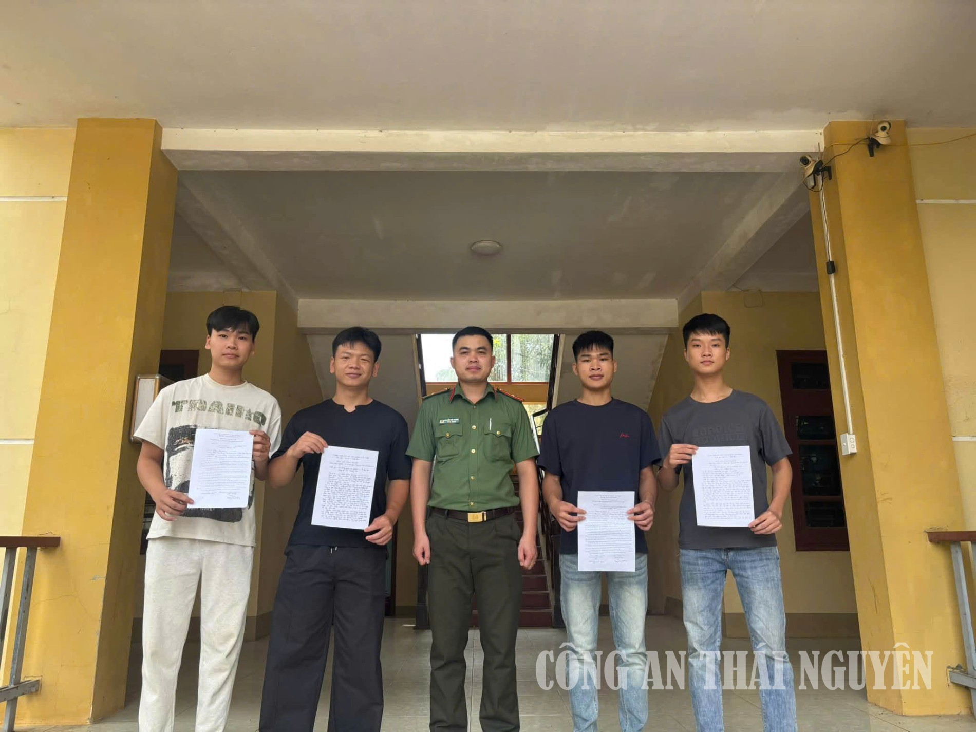 Các thanh niên viết đơn tình nguyện thực hiện nghĩa vụ CAND năm 2027