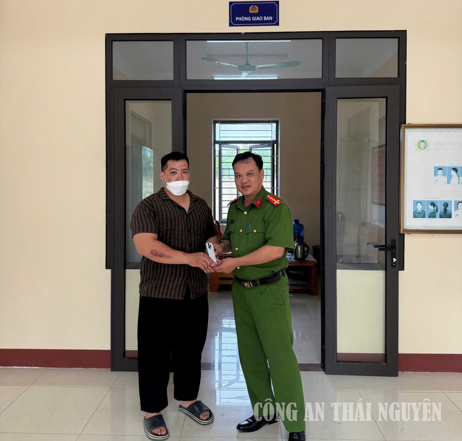 Công an xã Phượng Tiến trao trả lại tài sản bị đánh mất cho người dân